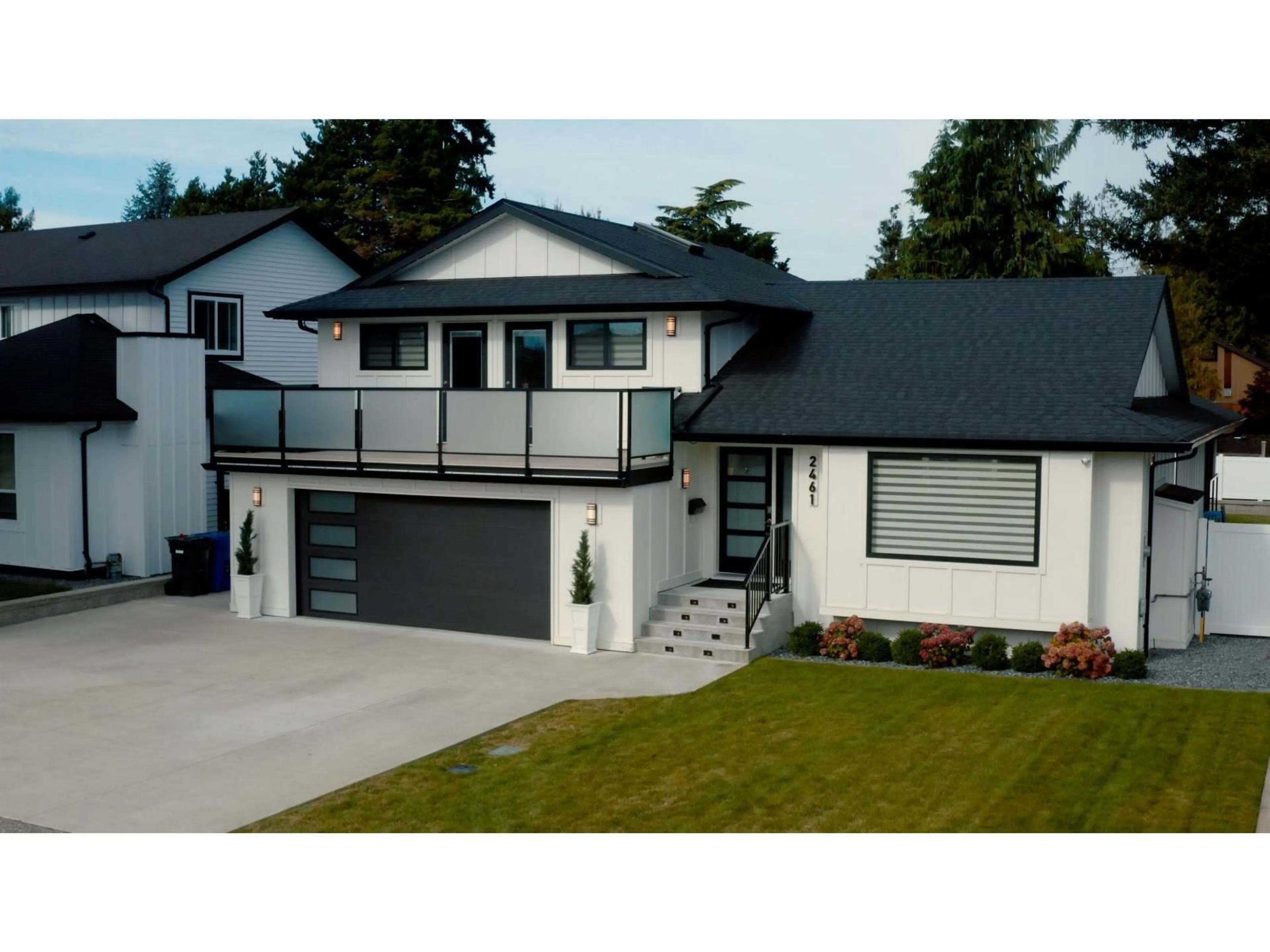 Home with vinyl exterior material, street for 2461 GROSVENOR PLACE, Abbotsford British Columbia V2S6R5