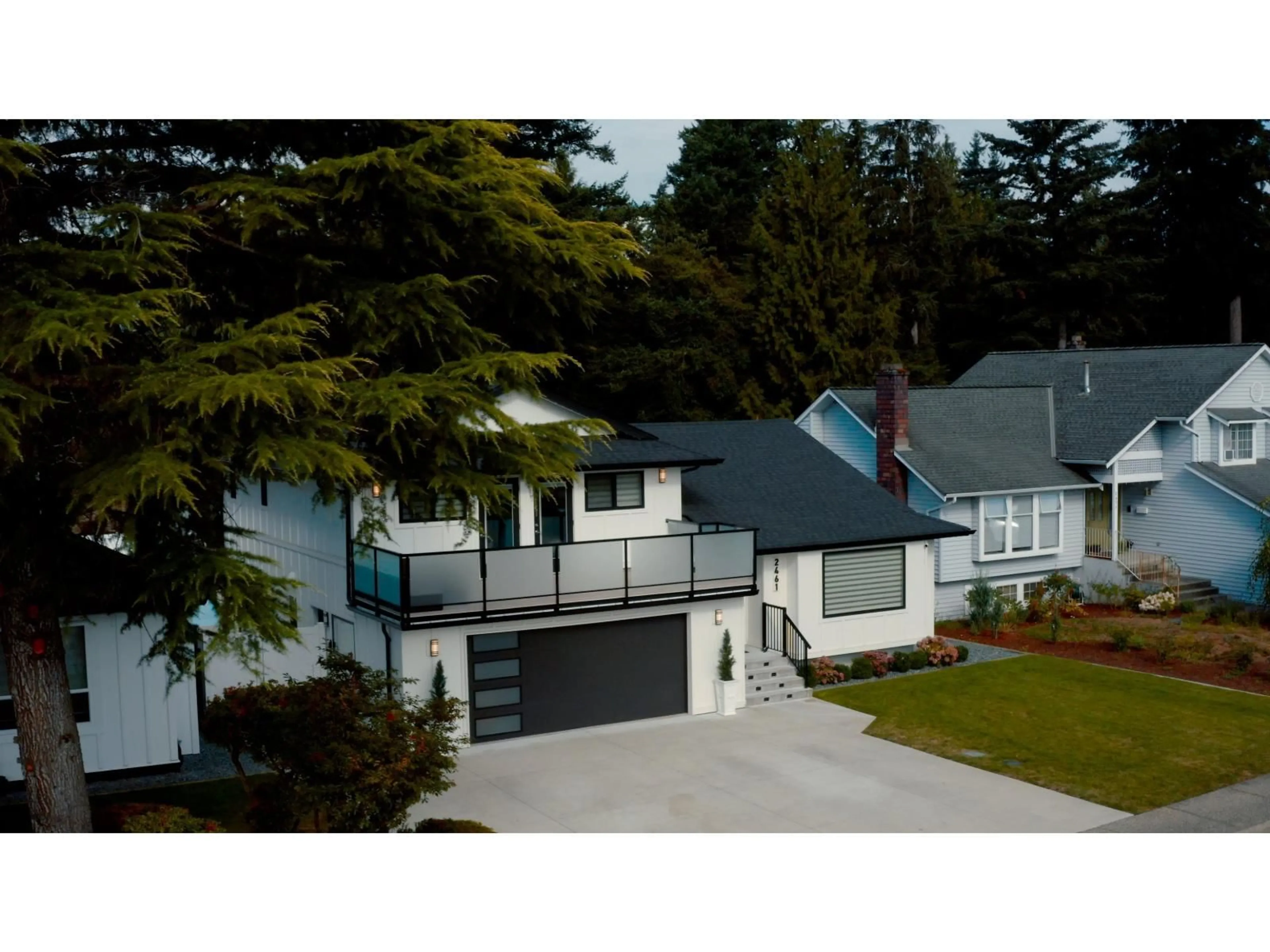 A pic from outside/outdoor area/front of a property/back of a property/a pic from drone, street for 2461 GROSVENOR PLACE, Abbotsford British Columbia V2S6R5