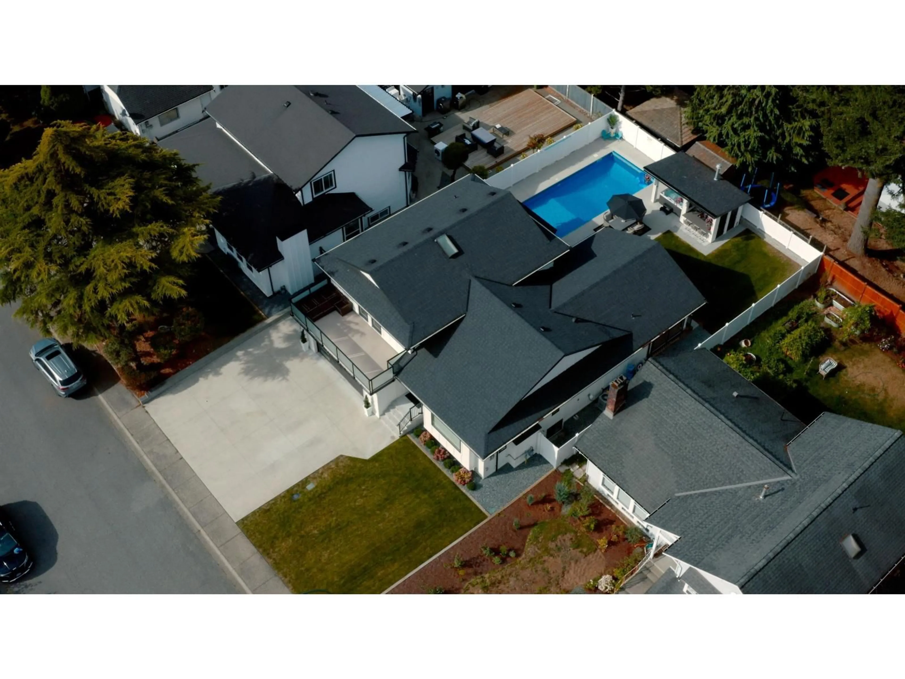 A pic from outside/outdoor area/front of a property/back of a property/a pic from drone, street for 2461 GROSVENOR PLACE, Abbotsford British Columbia V2S6R5