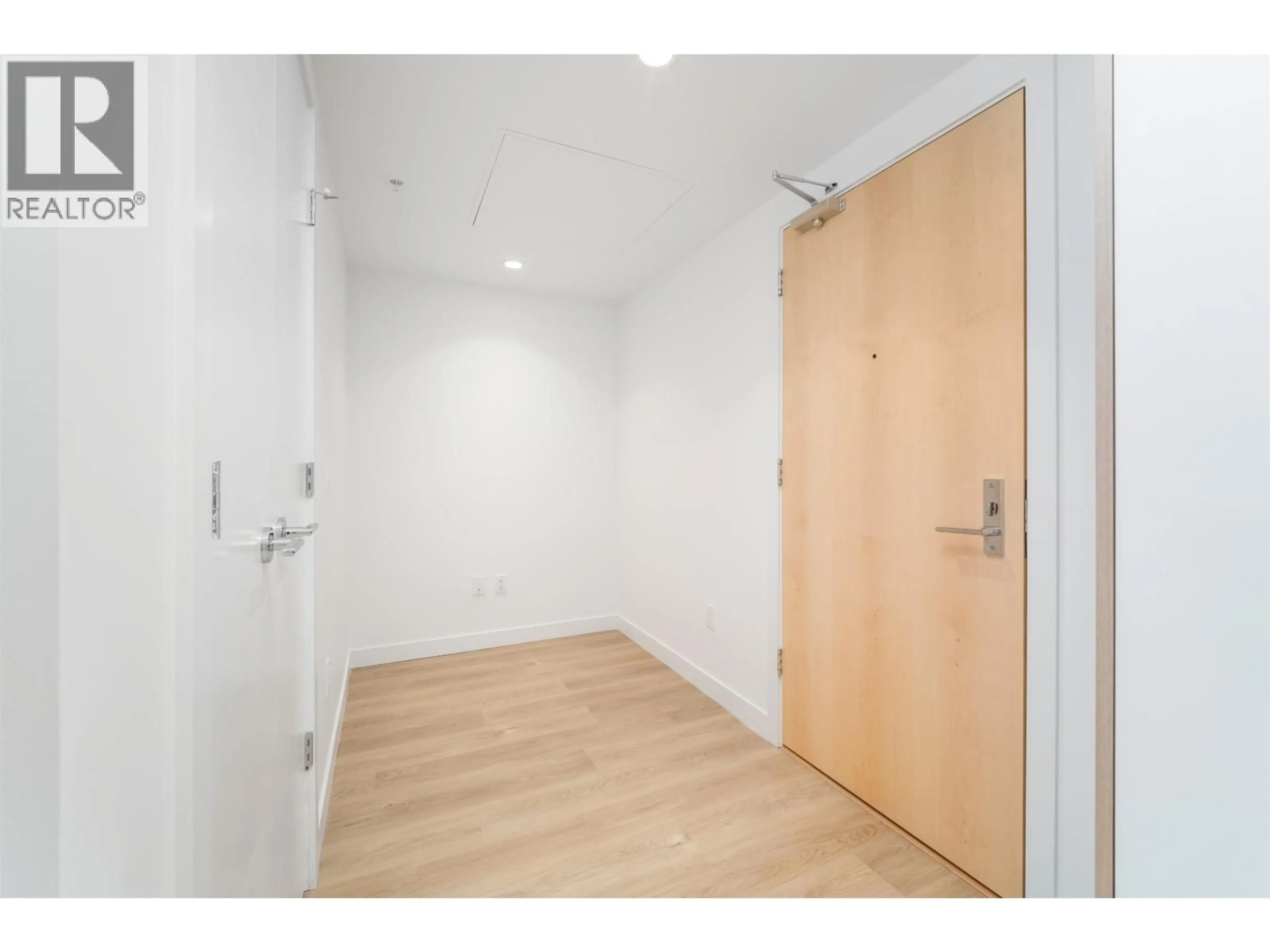 Indoor foyer for 214 - 9888 UNIVERSITY CRESCENT, Burnaby British Columbia V5A0G4