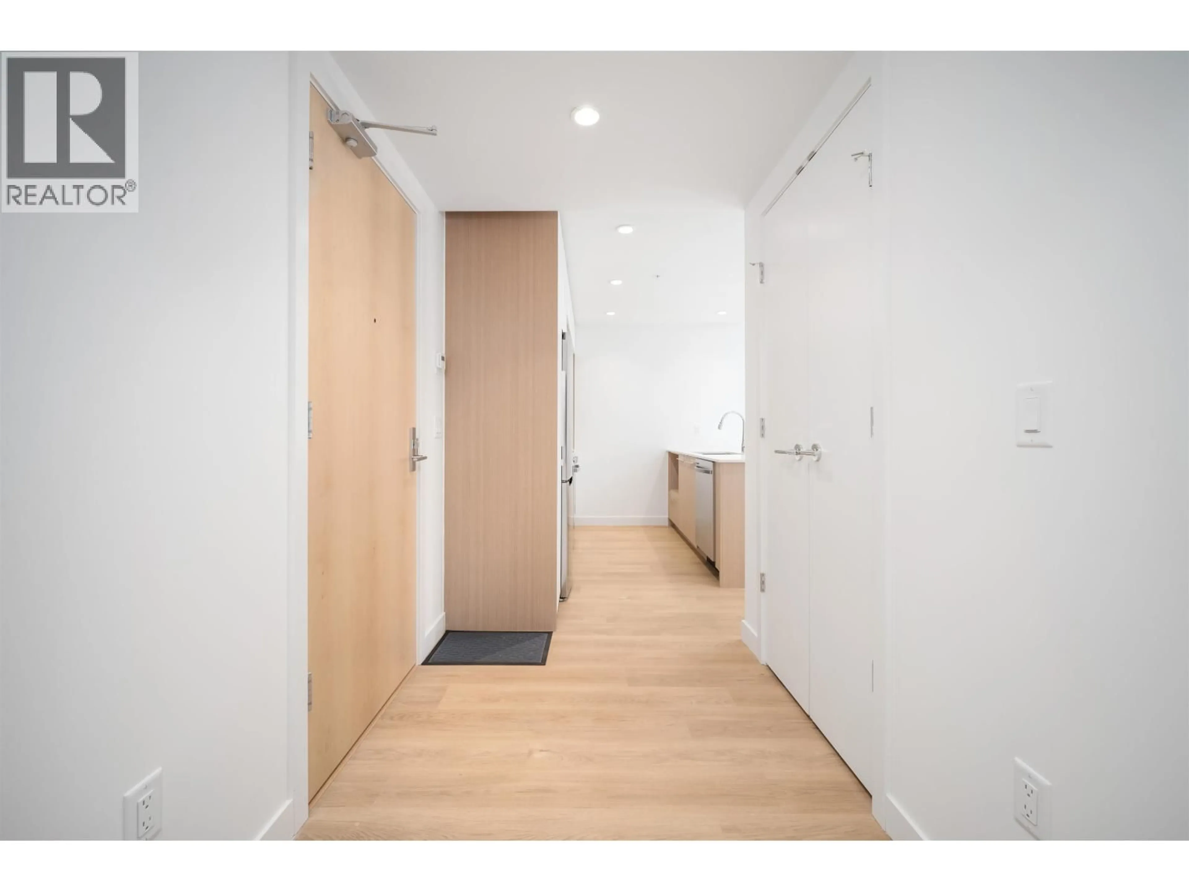 Indoor foyer for 214 - 9888 UNIVERSITY CRESCENT, Burnaby British Columbia V5A0G4