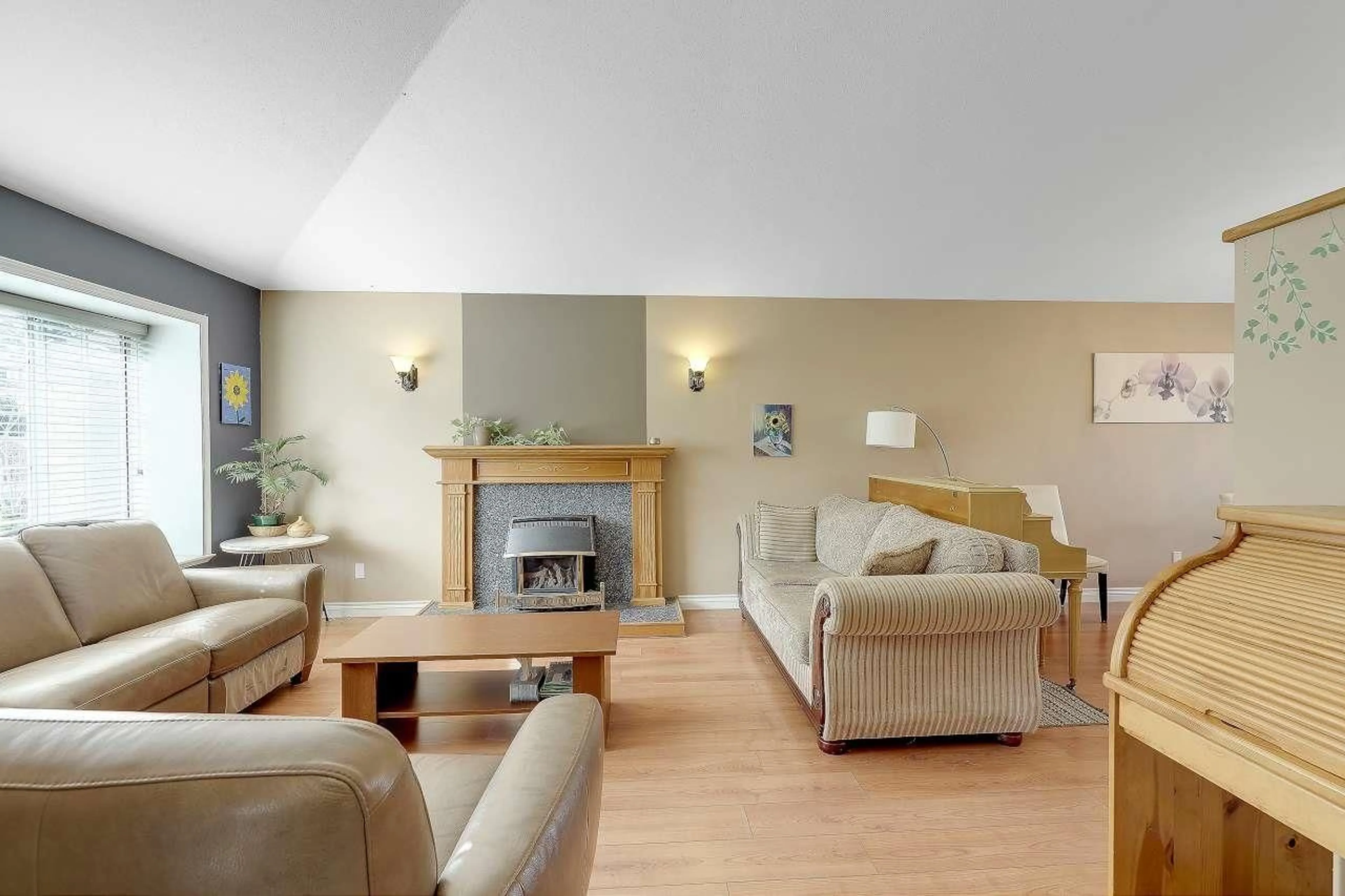Living room with furniture, wood/laminate floor for 9312 163 STREET, Surrey British Columbia V4N3C9