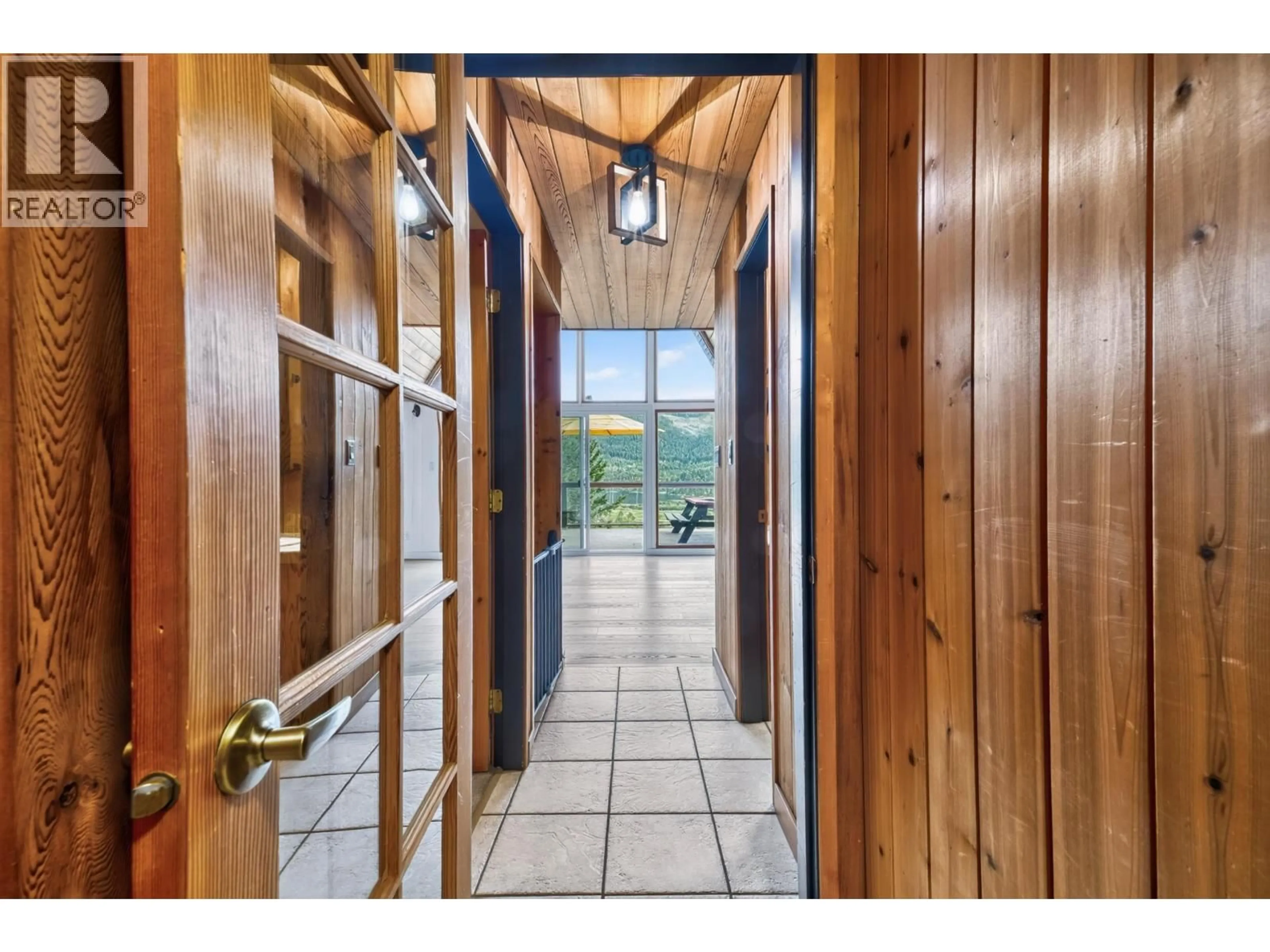 Indoor foyer for 7263 SUMMIT ROAD, Canim Lake British Columbia V0K1J0