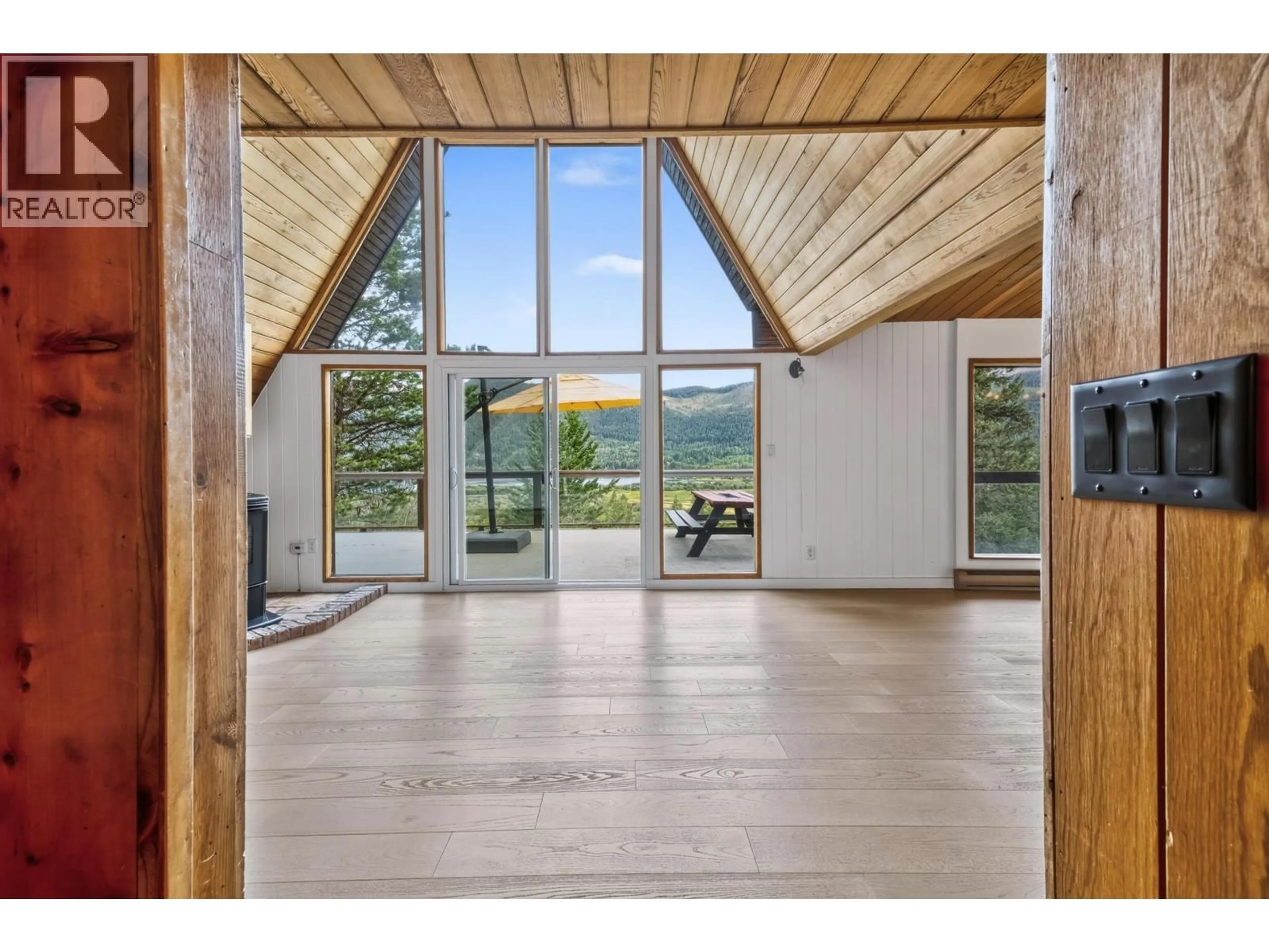 Indoor foyer for 7263 SUMMIT ROAD, Canim Lake British Columbia V0K1J0