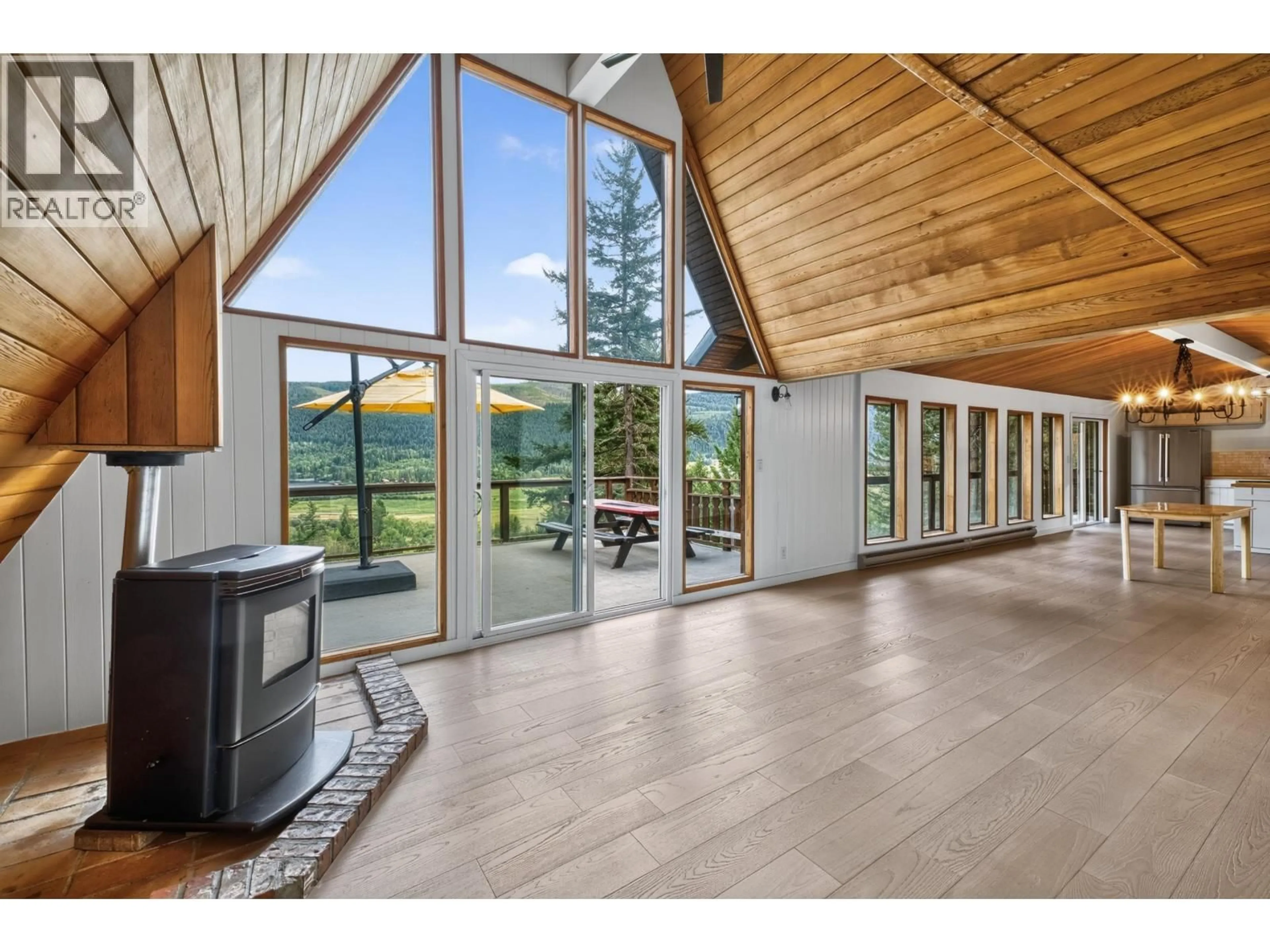 Indoor foyer for 7263 SUMMIT ROAD, Canim Lake British Columbia V0K1J0
