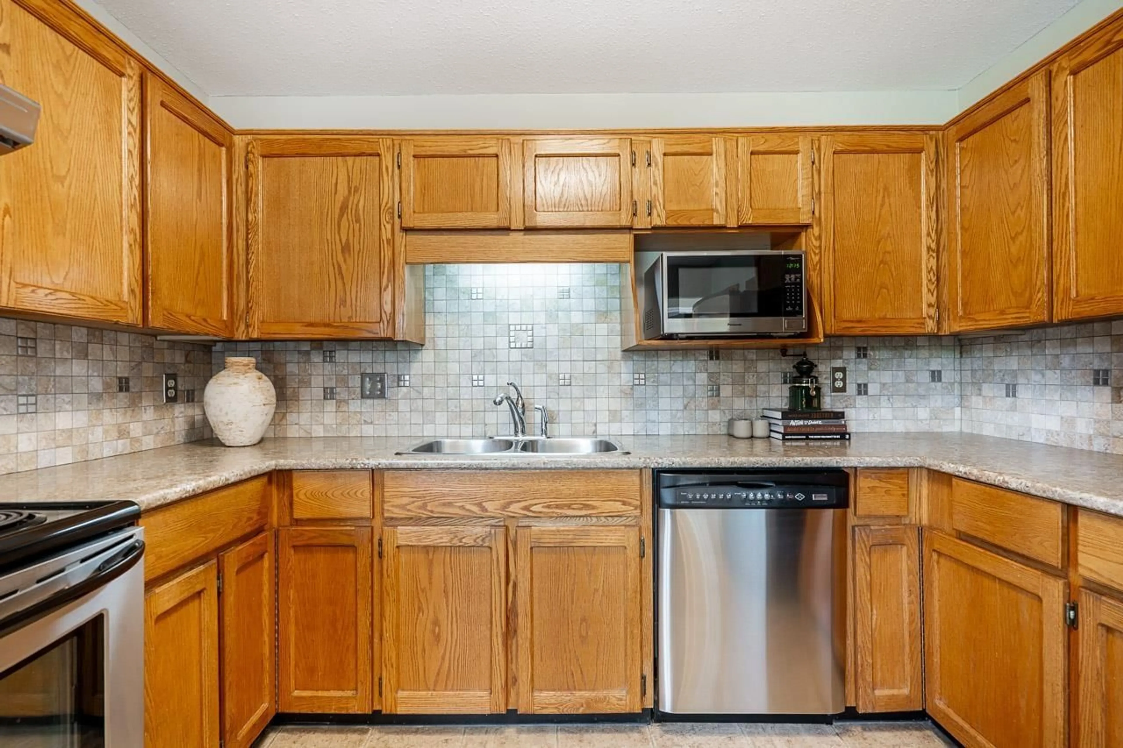 Standard kitchen, ceramic/tile floor for 7 - 2989 TRAFALGAR STREET, Abbotsford British Columbia V2S7X9