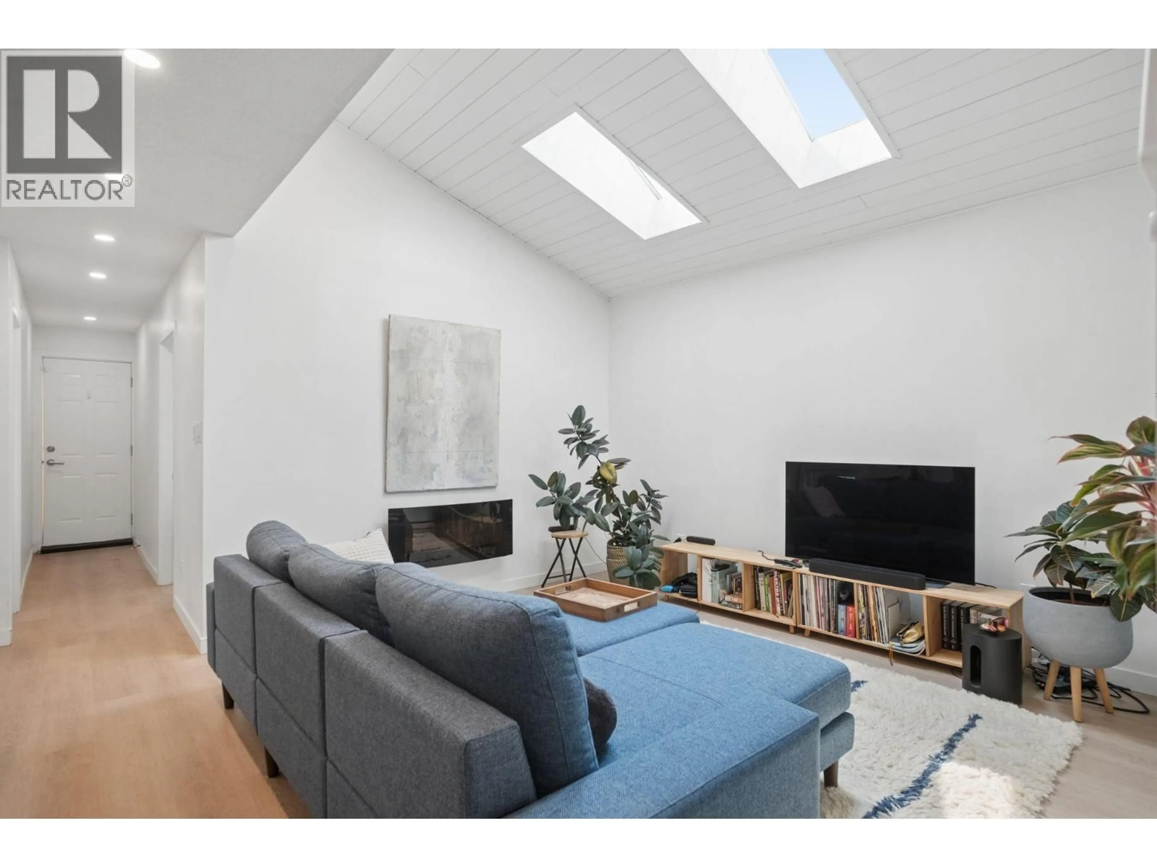 Living room with furniture, unknown for 2890 8TH AVENUE, Vancouver British Columbia V6K2B9