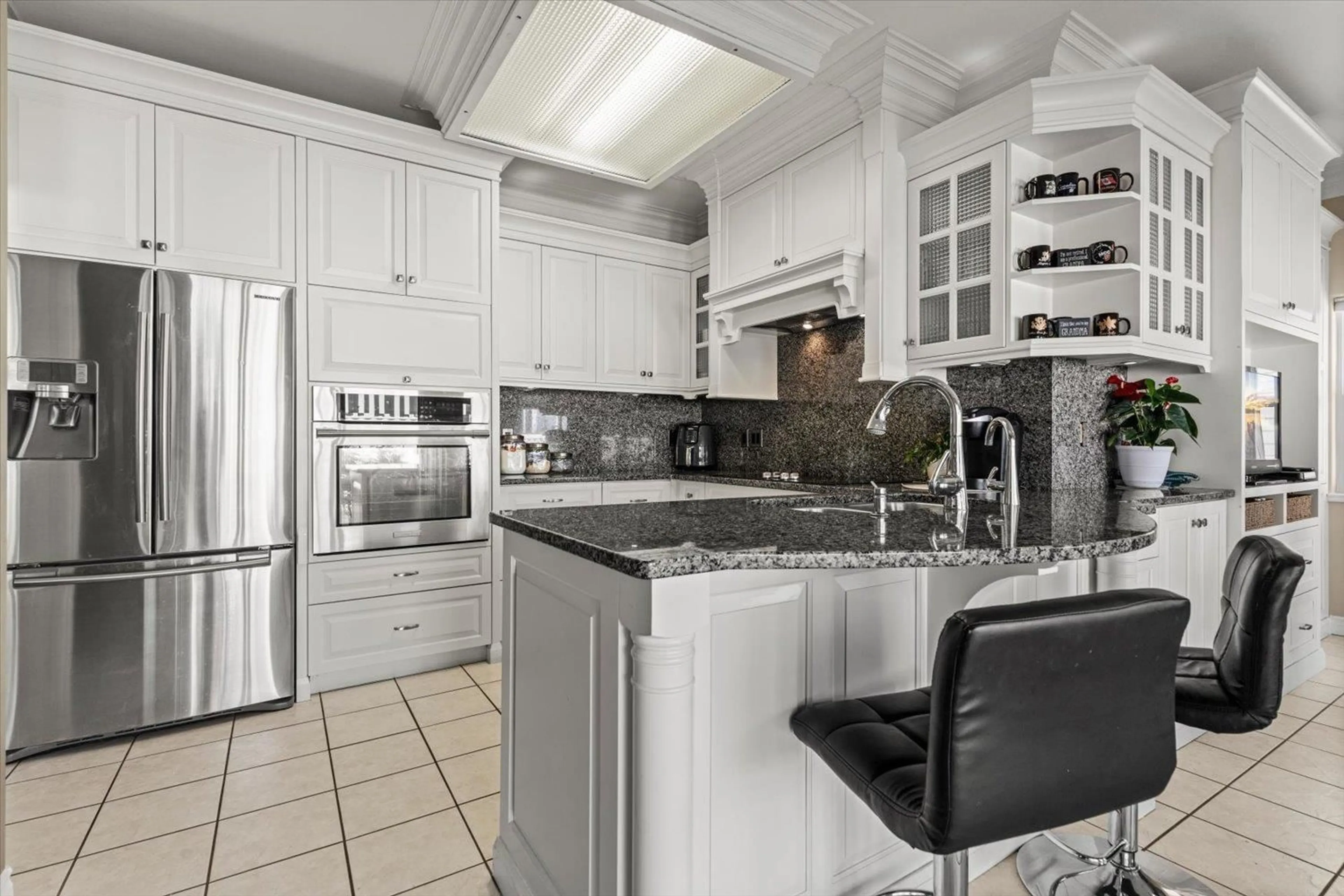 Contemporary kitchen, ceramic/tile floor for 191 - 8485 YOUNG ROAD, Chilliwack British Columbia V2P7Y7