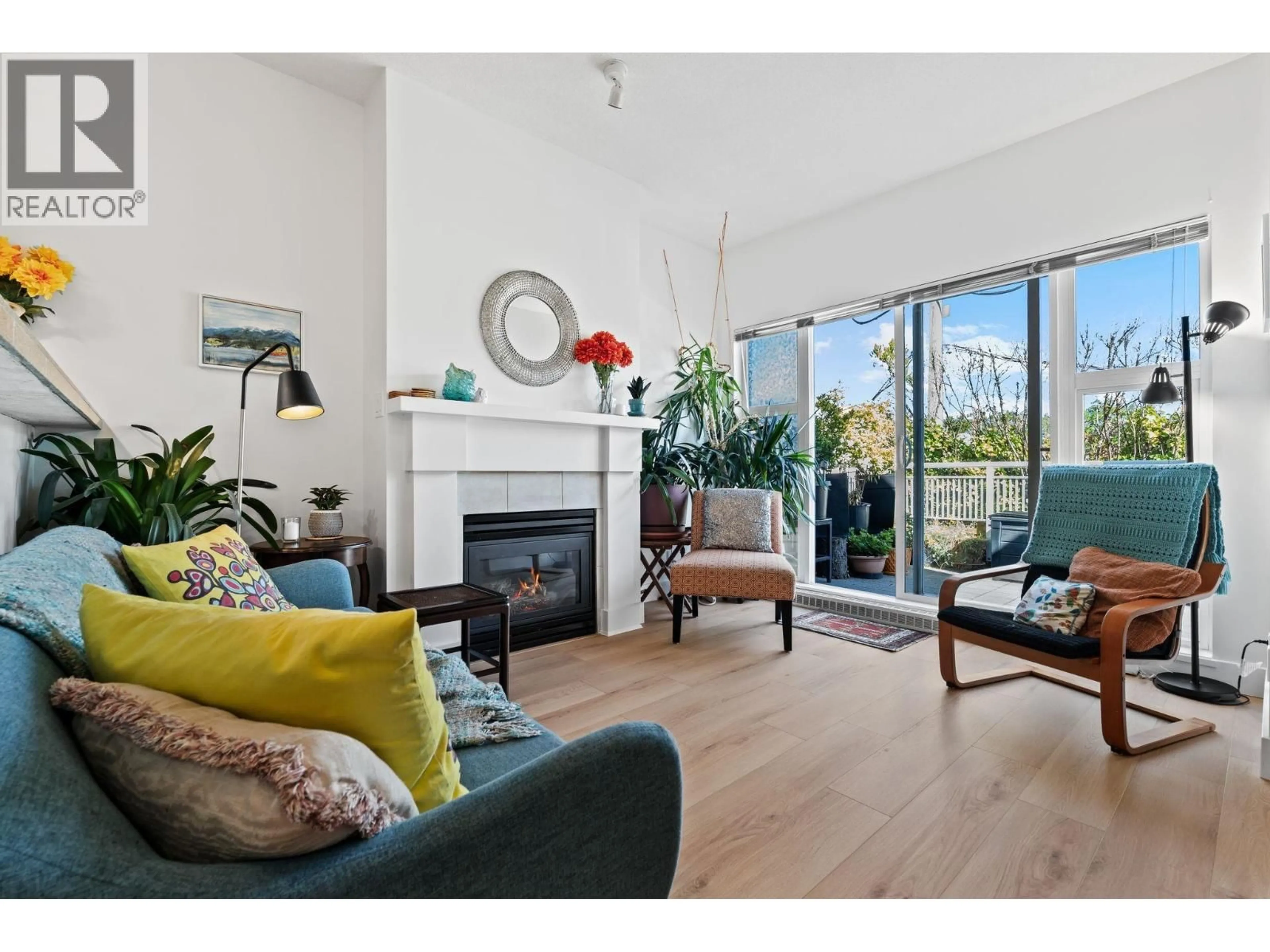 Living room with furniture, wood/laminate floor for 330 - 5790 EAST BOULEVARD, Vancouver British Columbia V6M4M4