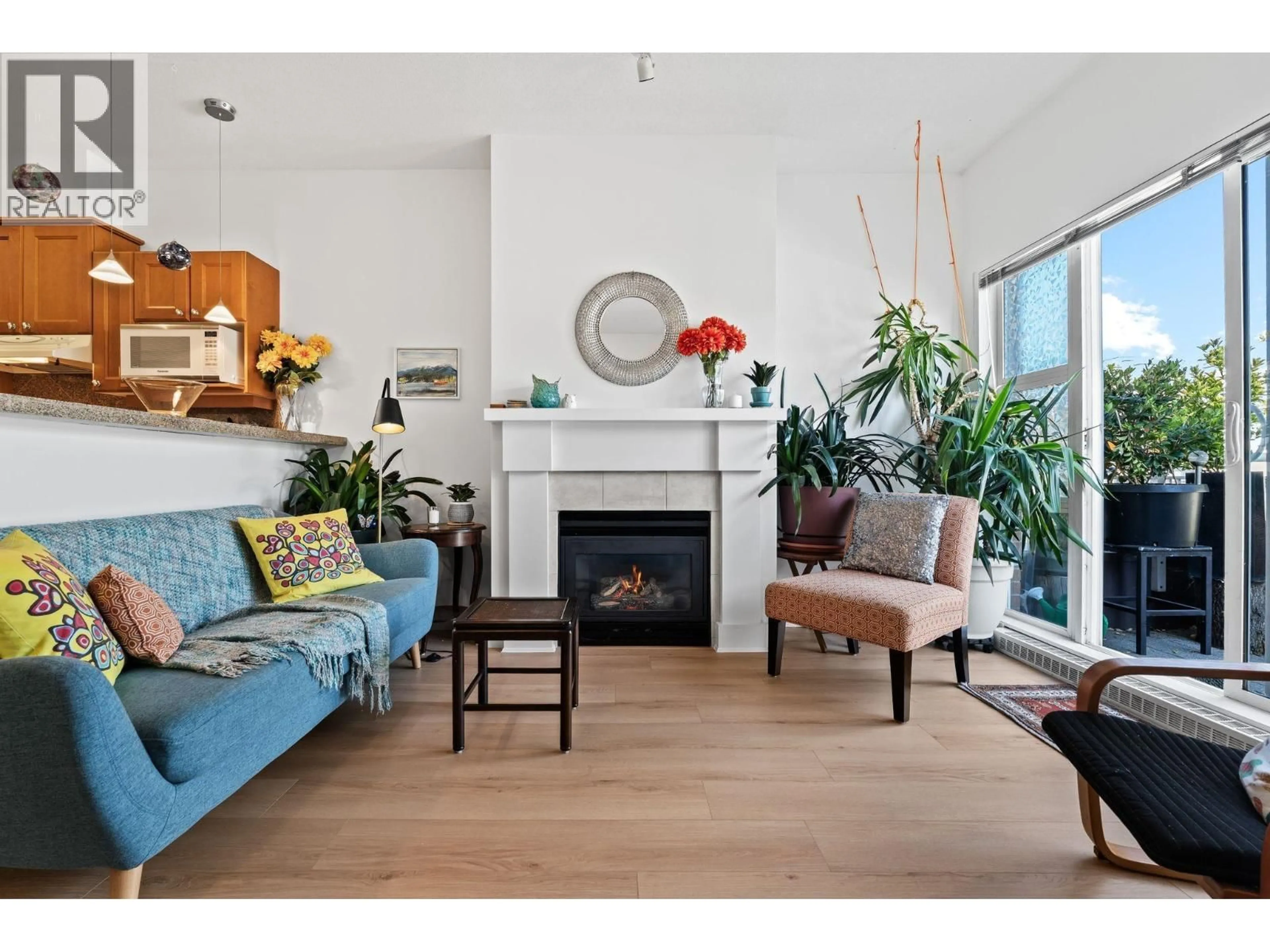 Living room with furniture, wood/laminate floor for 330 - 5790 EAST BOULEVARD, Vancouver British Columbia V6M4M4