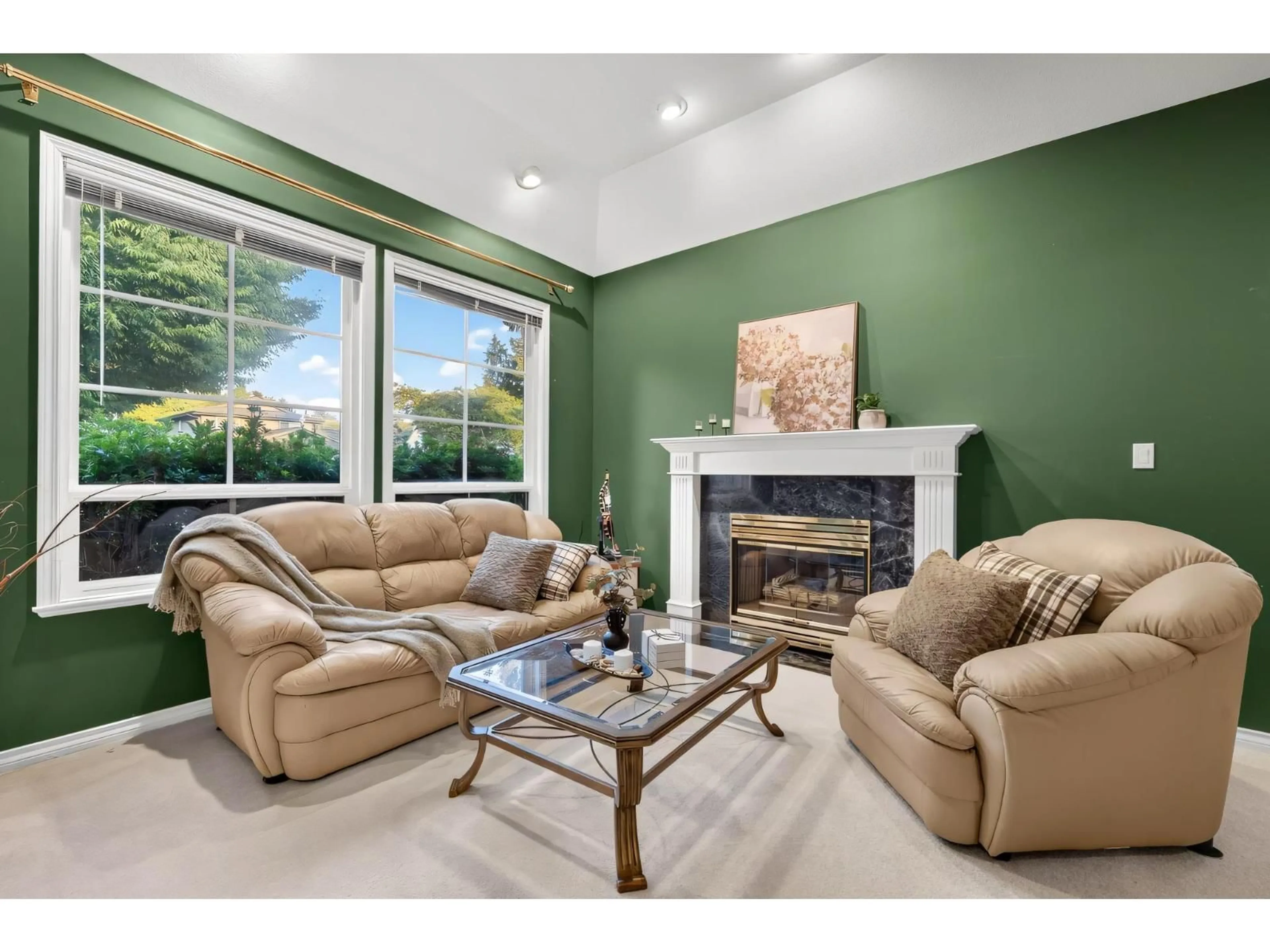 Living room with furniture, unknown for 1903 144TH STREET, Surrey British Columbia V4A7M6