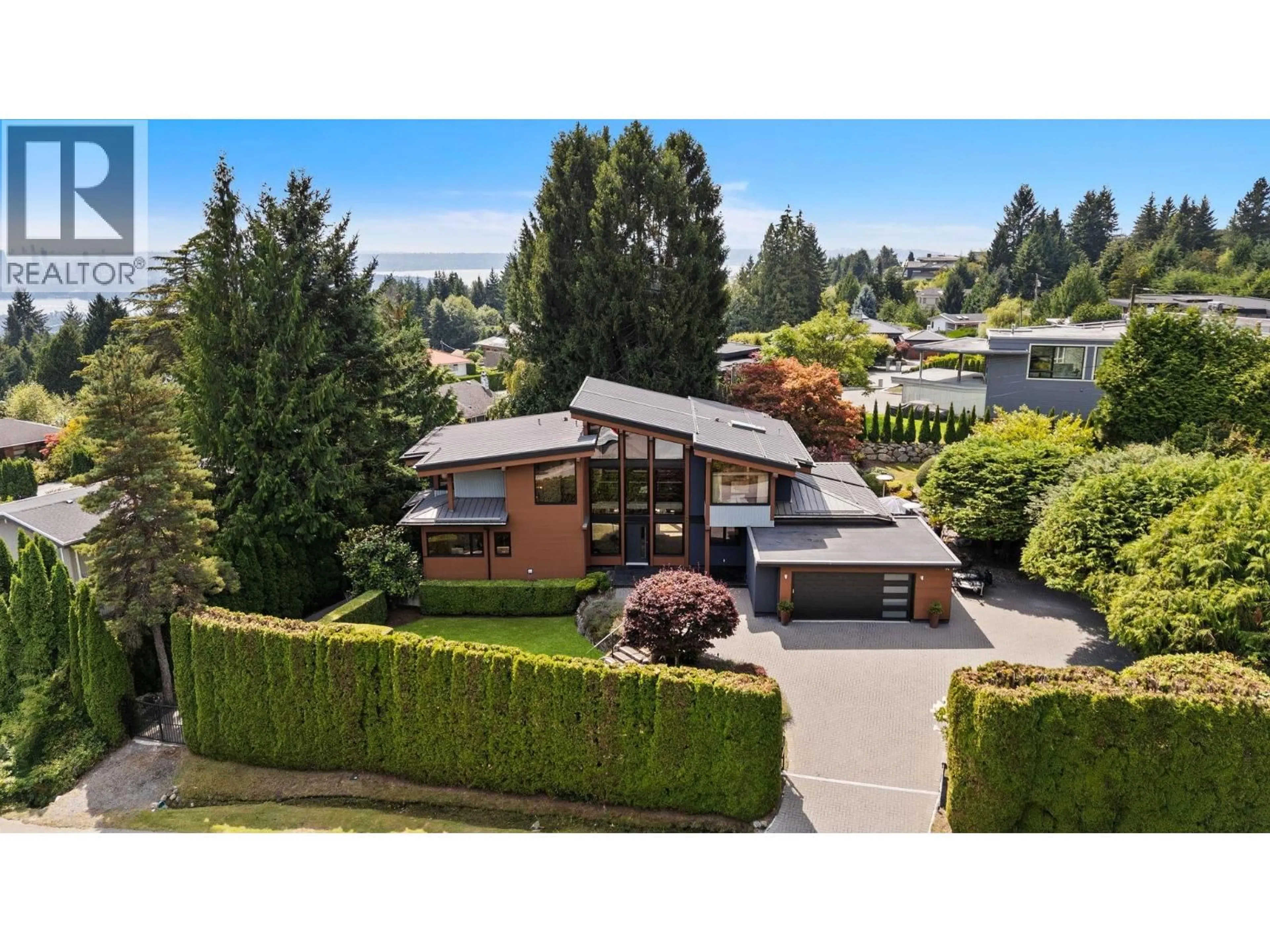 A pic from outside/outdoor area/front of a property/back of a property/a pic from drone, mountain view for 865 ANDOVER CRESCENT, West Vancouver British Columbia V7S1Y5