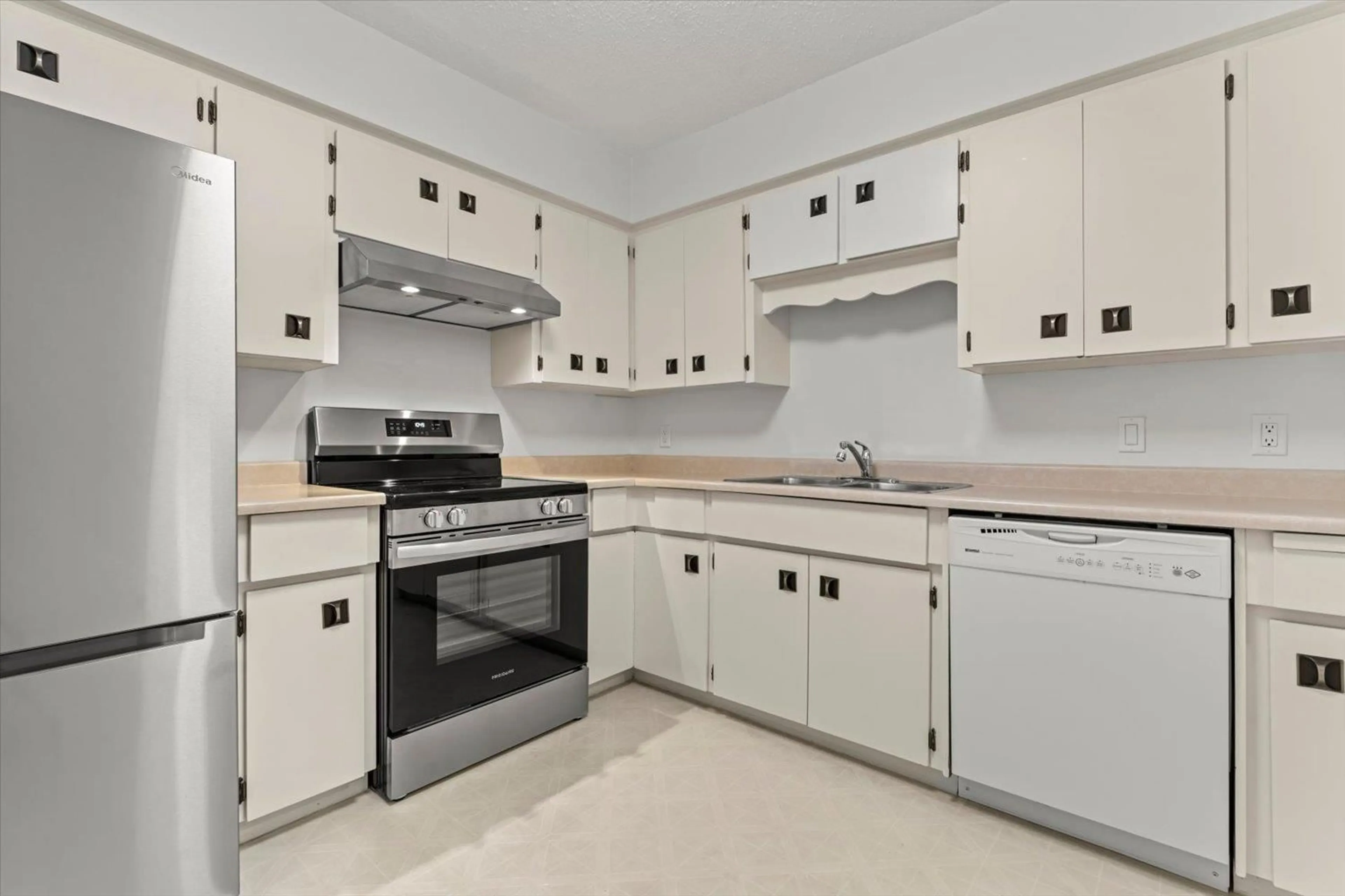 Standard kitchen, ceramic/tile floor for 104 - 32885 GEORGE FERGUSON WAY, Abbotsford British Columbia V2S7X1