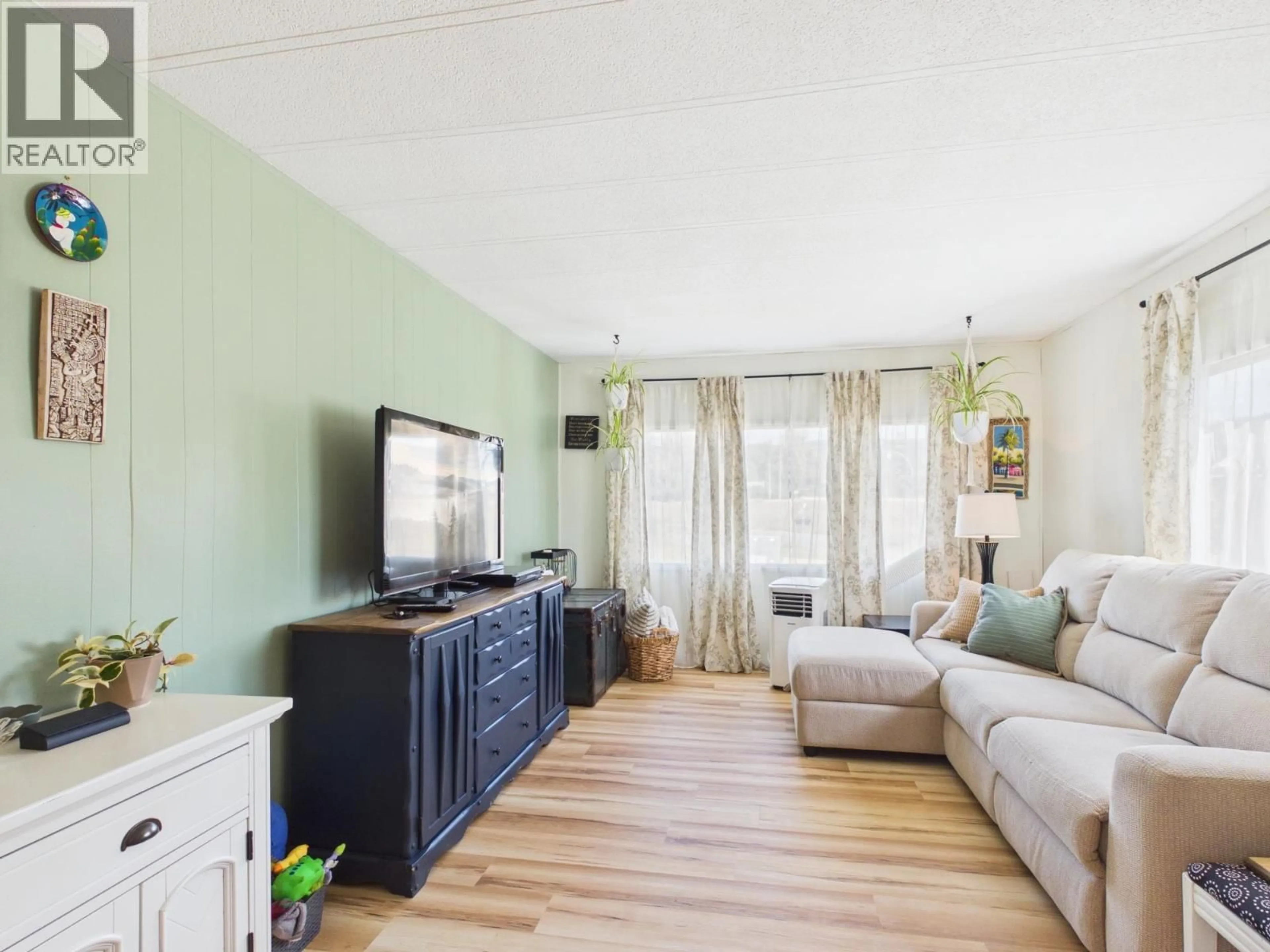 Living room with furniture, wood/laminate floor for 5 - 3001 MACKENZIE AVENUE, Williams Lake British Columbia V2G3N9
