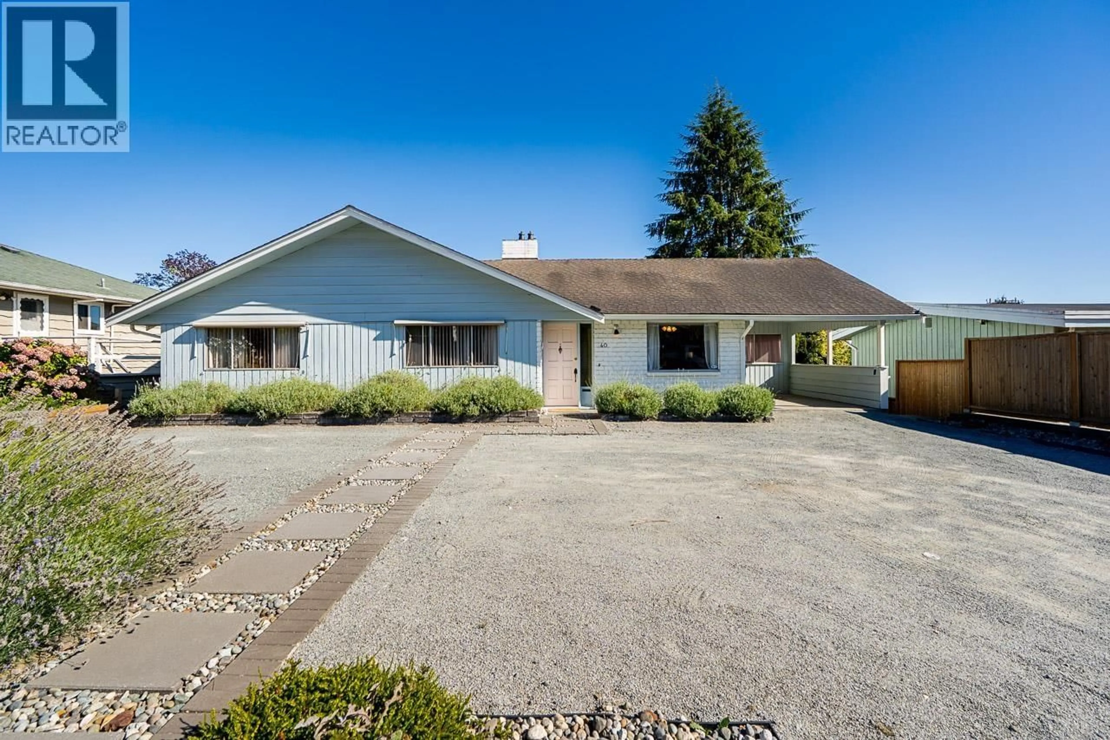 A pic from outside/outdoor area/front of a property/back of a property/a pic from drone, street for 40 TENTH AVENUE, New Westminster British Columbia V3L4R5