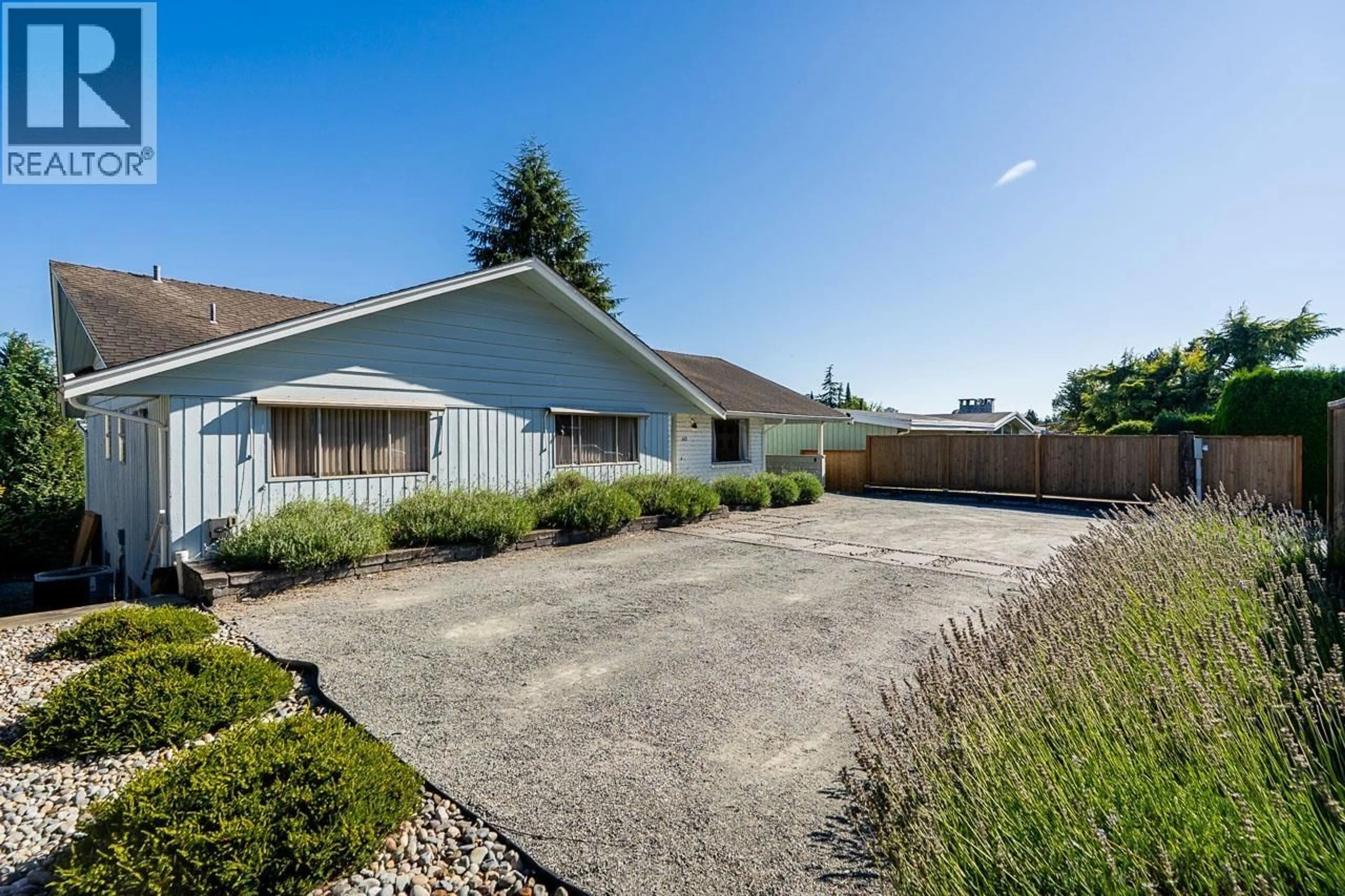 Home with vinyl exterior material, street for 40 TENTH AVENUE, New Westminster British Columbia V3L4R5