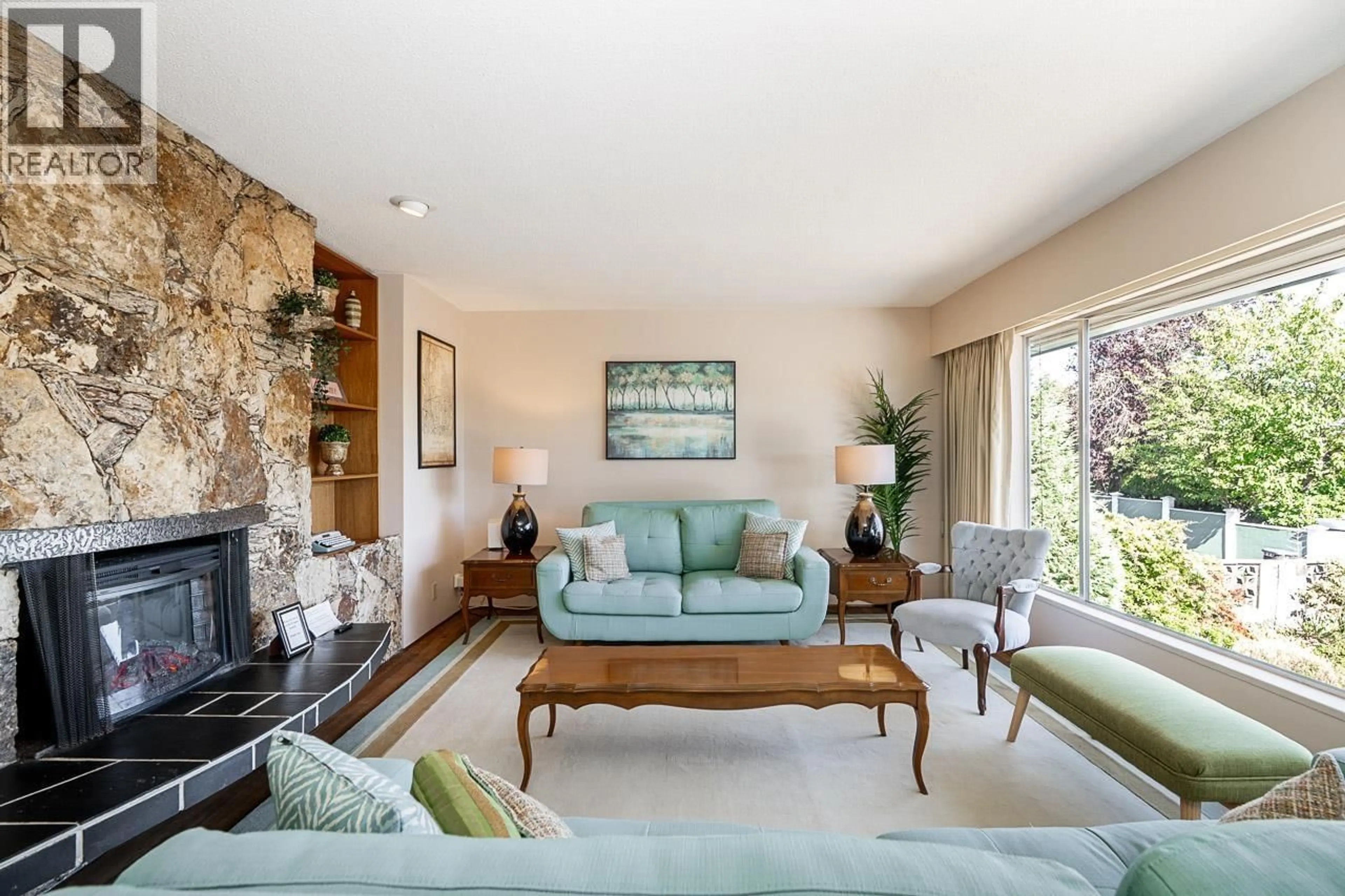 Living room with furniture, unknown for 40 TENTH AVENUE, New Westminster British Columbia V3L4R5