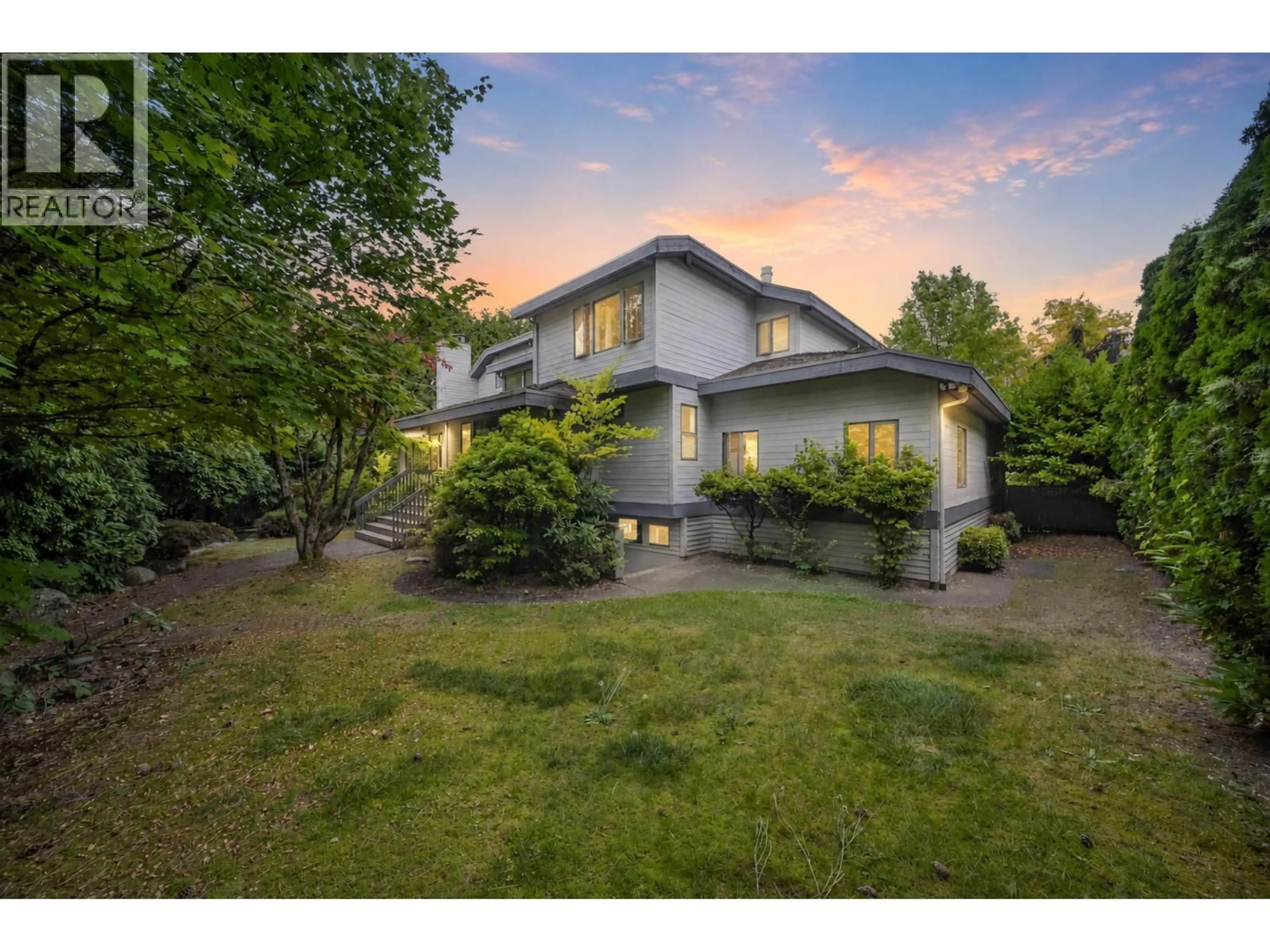 A pic from outside/outdoor area/front of a property/back of a property/a pic from drone, unknown for 1975 18TH AVENUE, Vancouver British Columbia V6J2N6