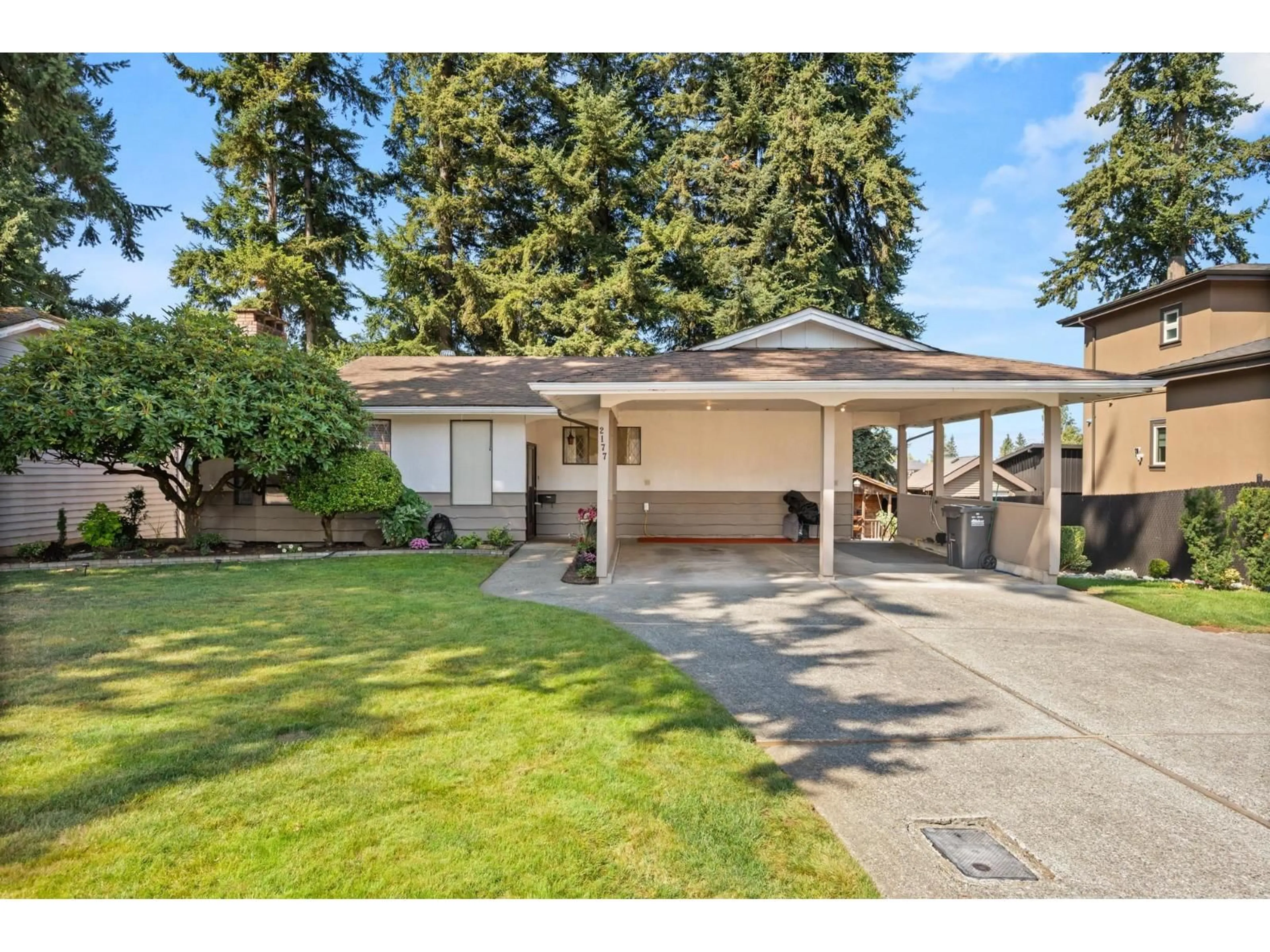 Home with vinyl exterior material, street for 2177 TOPAZ STREET, Abbotsford British Columbia V2T3W7
