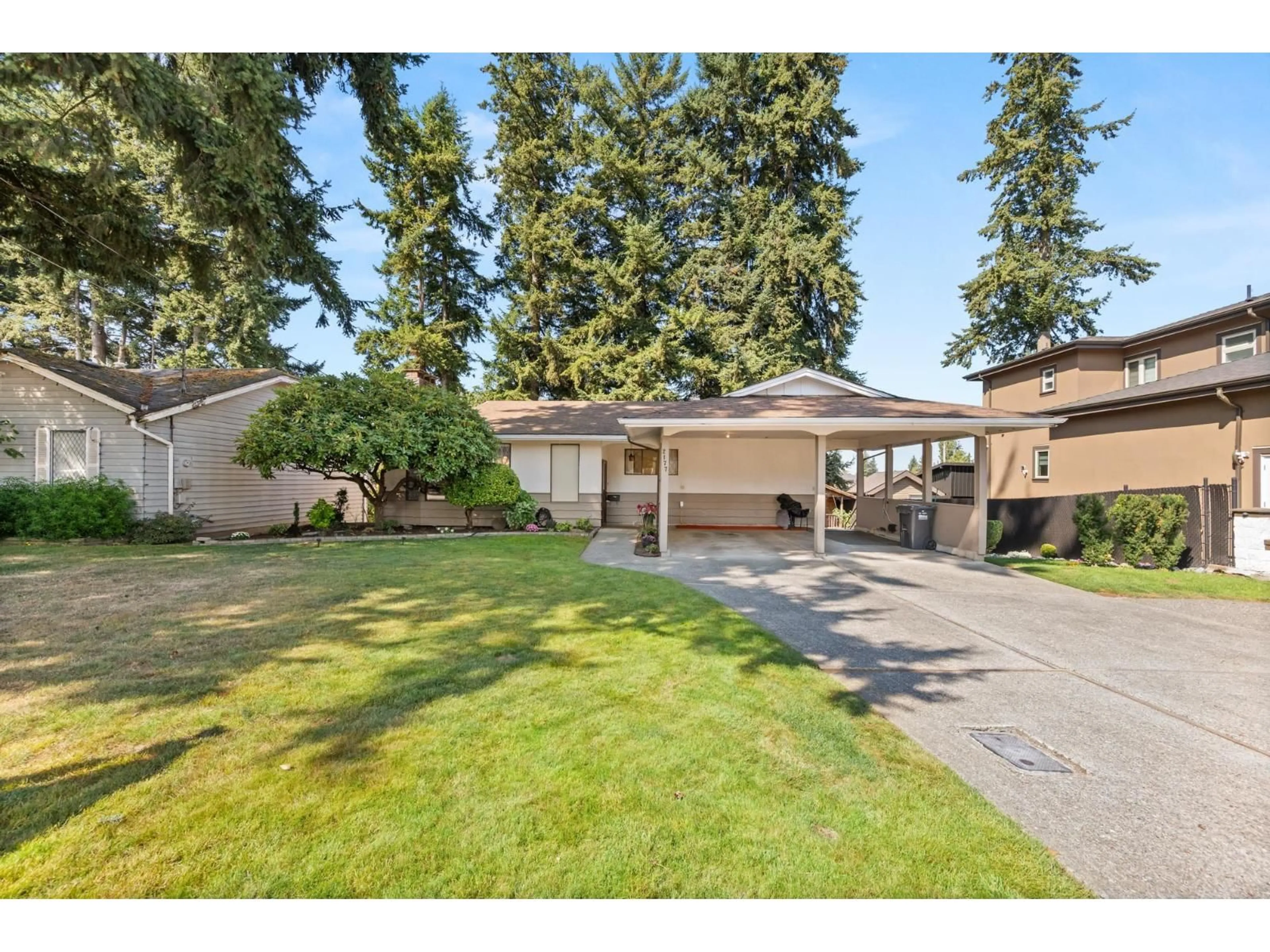 A pic from outside/outdoor area/front of a property/back of a property/a pic from drone, street for 2177 TOPAZ STREET, Abbotsford British Columbia V2T3W7