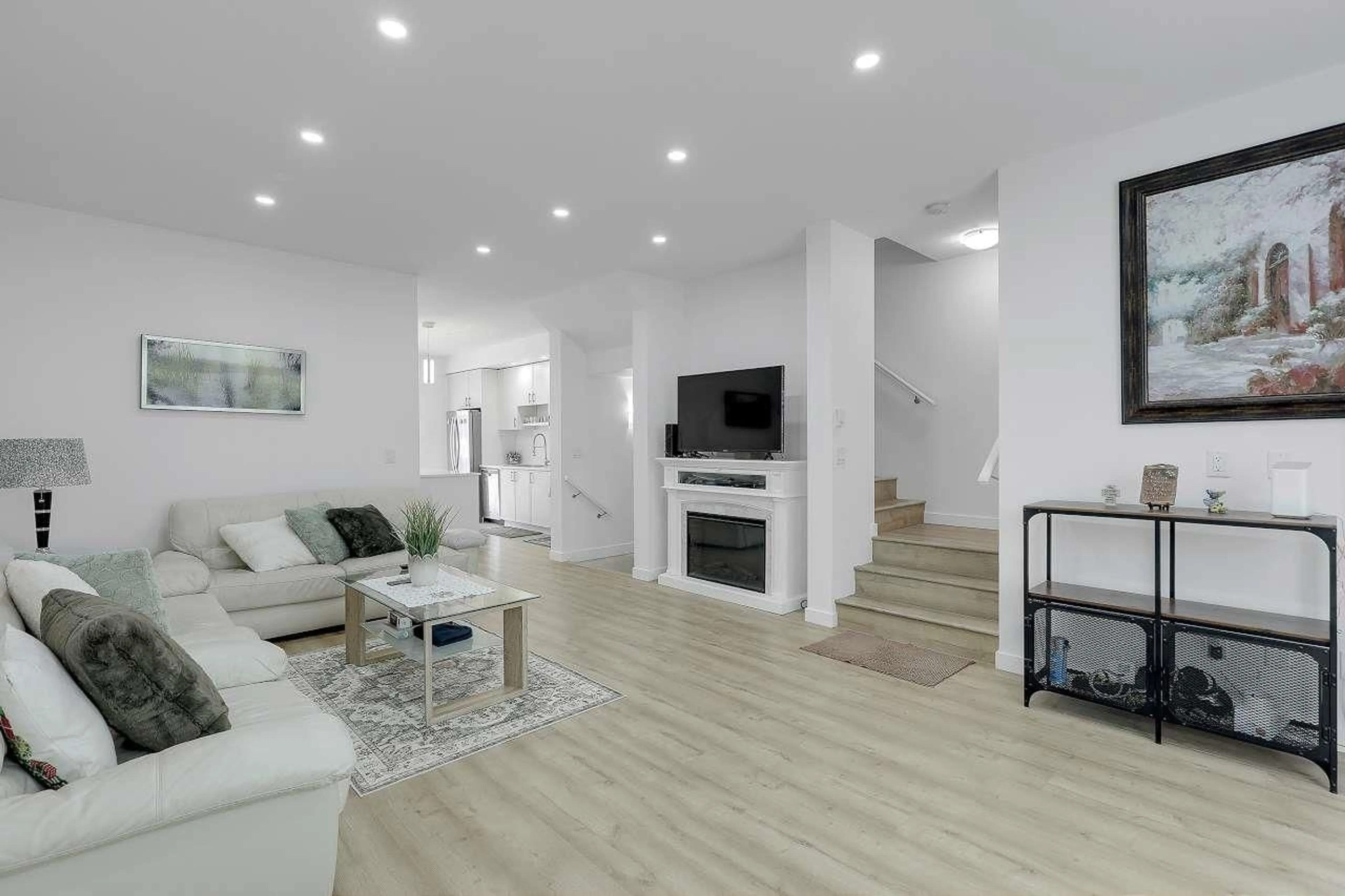 Living room with furniture, unknown for 8 - 10433 158 STREET, Surrey British Columbia V4N6S3