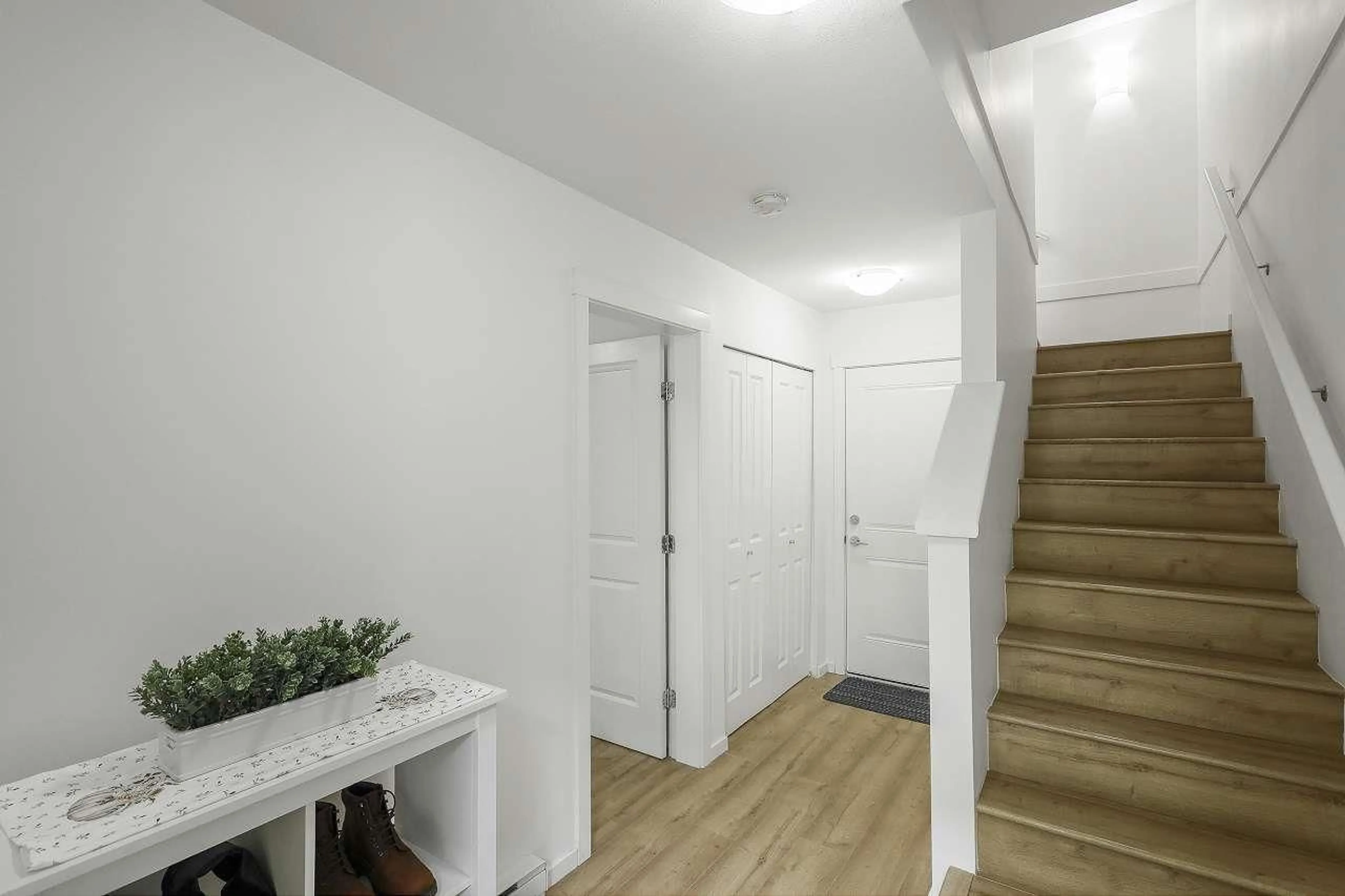 Indoor entryway for 8 - 10433 158 STREET, Surrey British Columbia V4N6S3