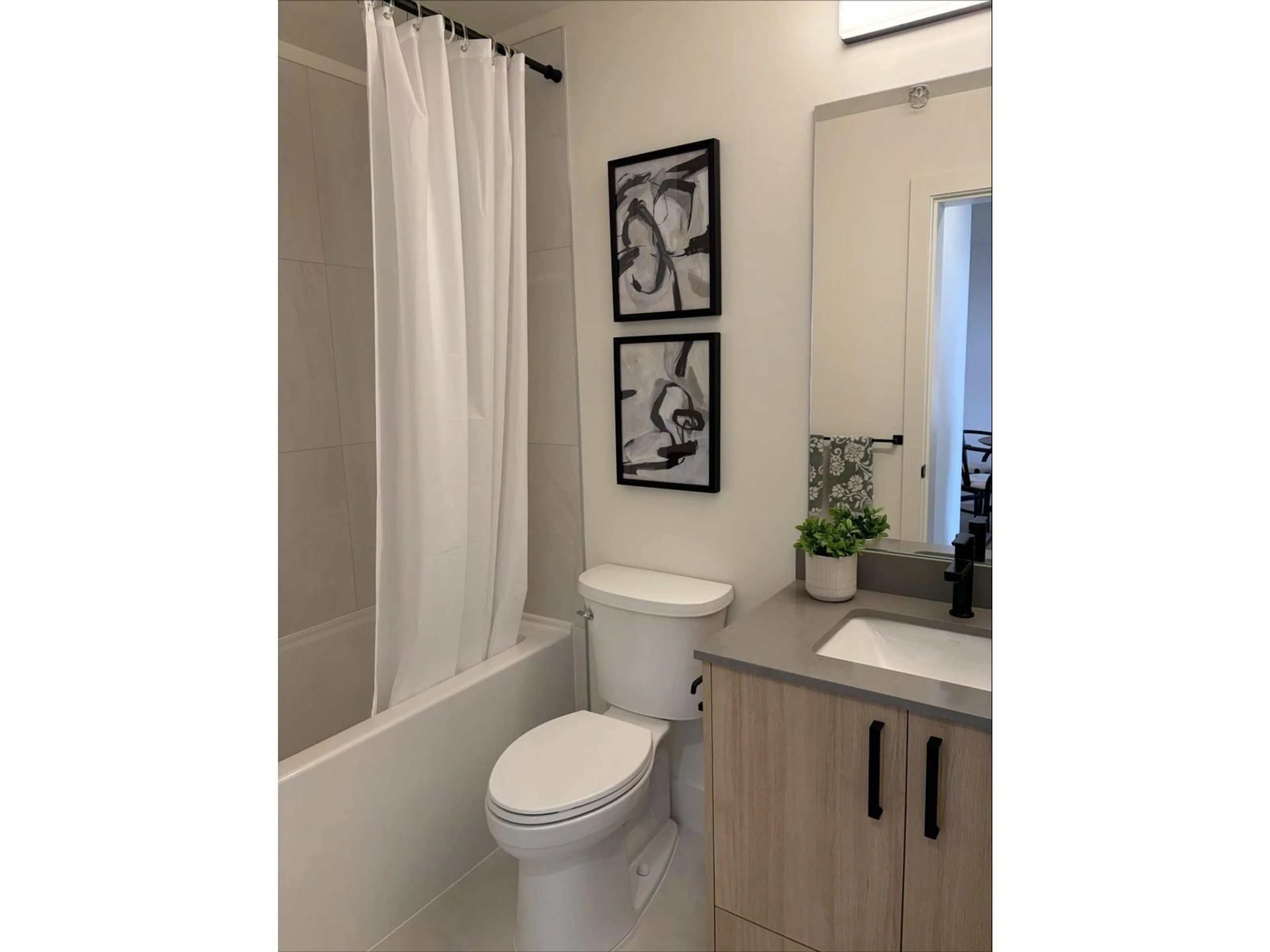 Standard bathroom, ceramic/tile floor for 104 - 10065 133 STREET, Surrey British Columbia V3T3Y6