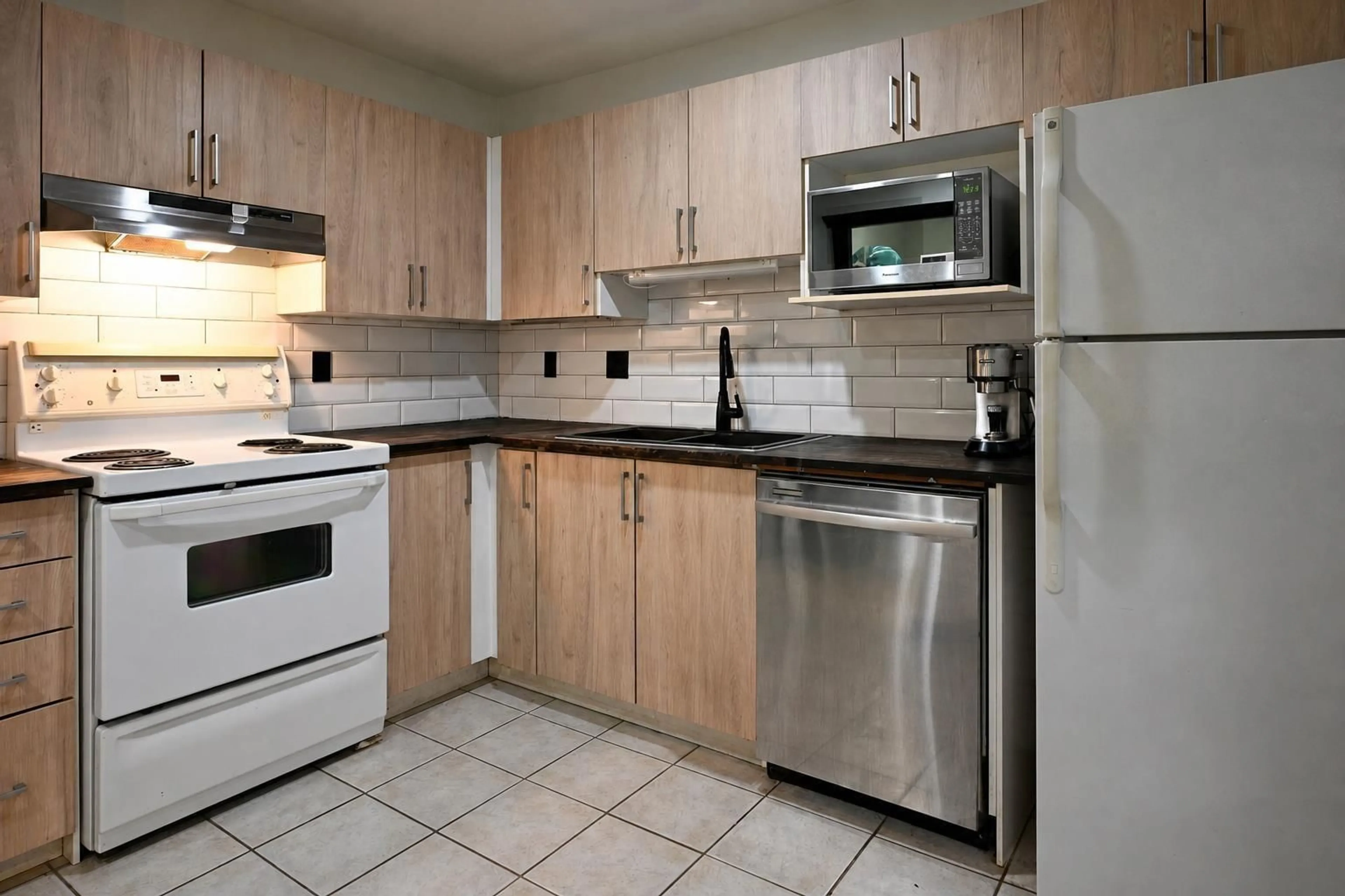 Standard kitchen, unknown for 108 - 20189 54 AVENUE, Langley British Columbia V3A3W2