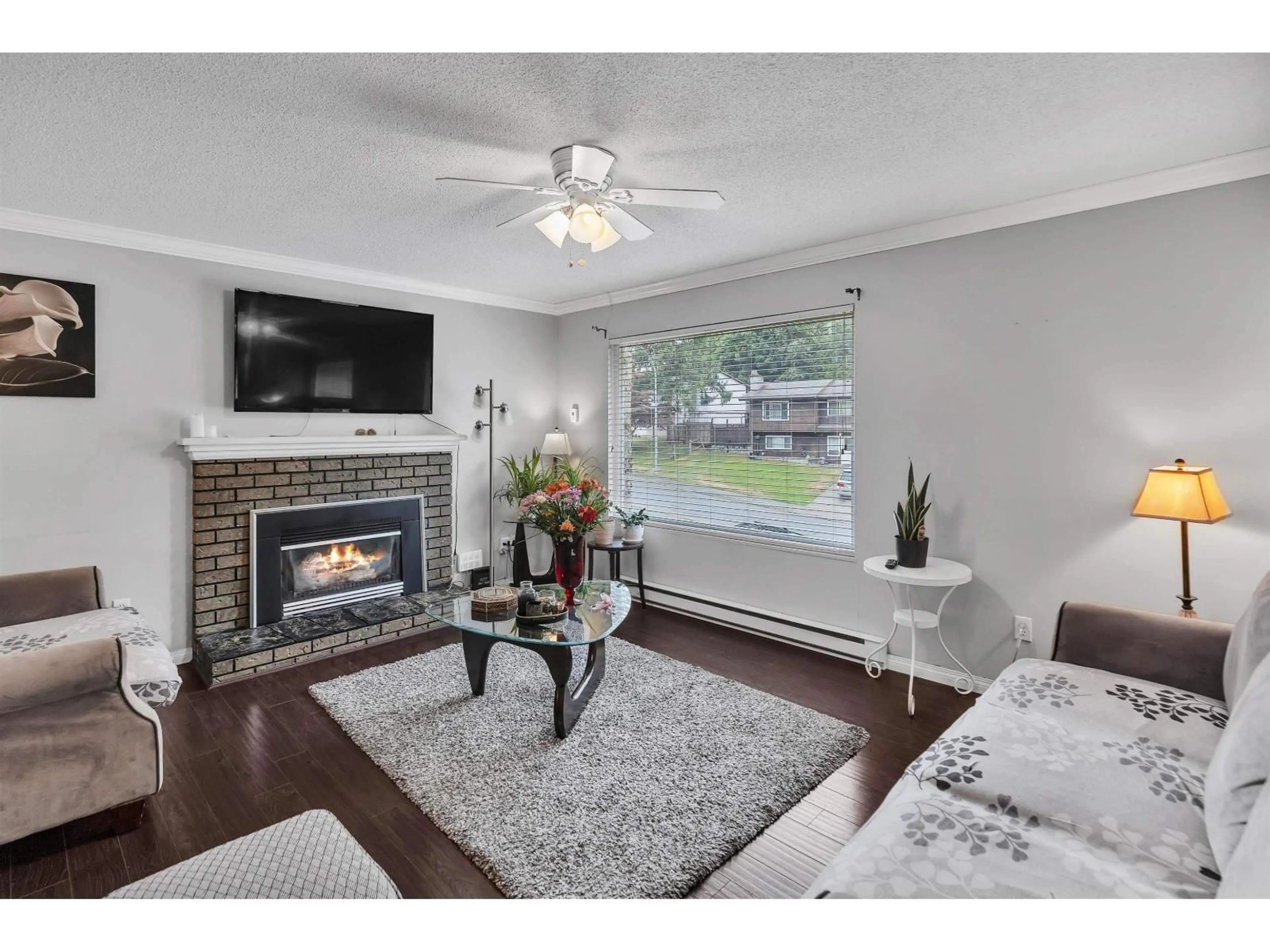 Living room with furniture, wood/laminate floor for 35224 MCKEE ROAD, Abbotsford British Columbia V2S6K6