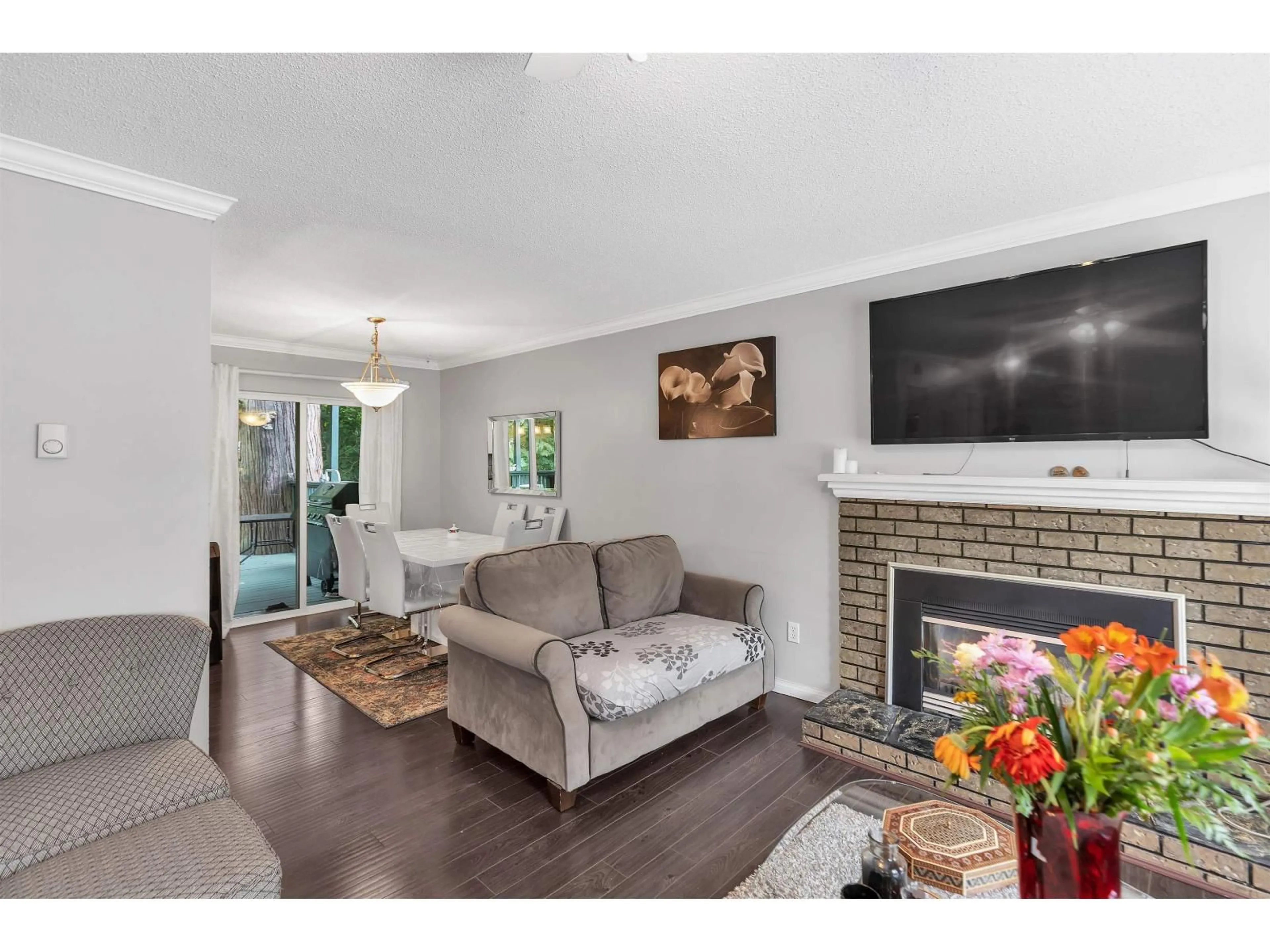 Living room with furniture, wood/laminate floor for 35224 MCKEE ROAD, Abbotsford British Columbia V2S6K6