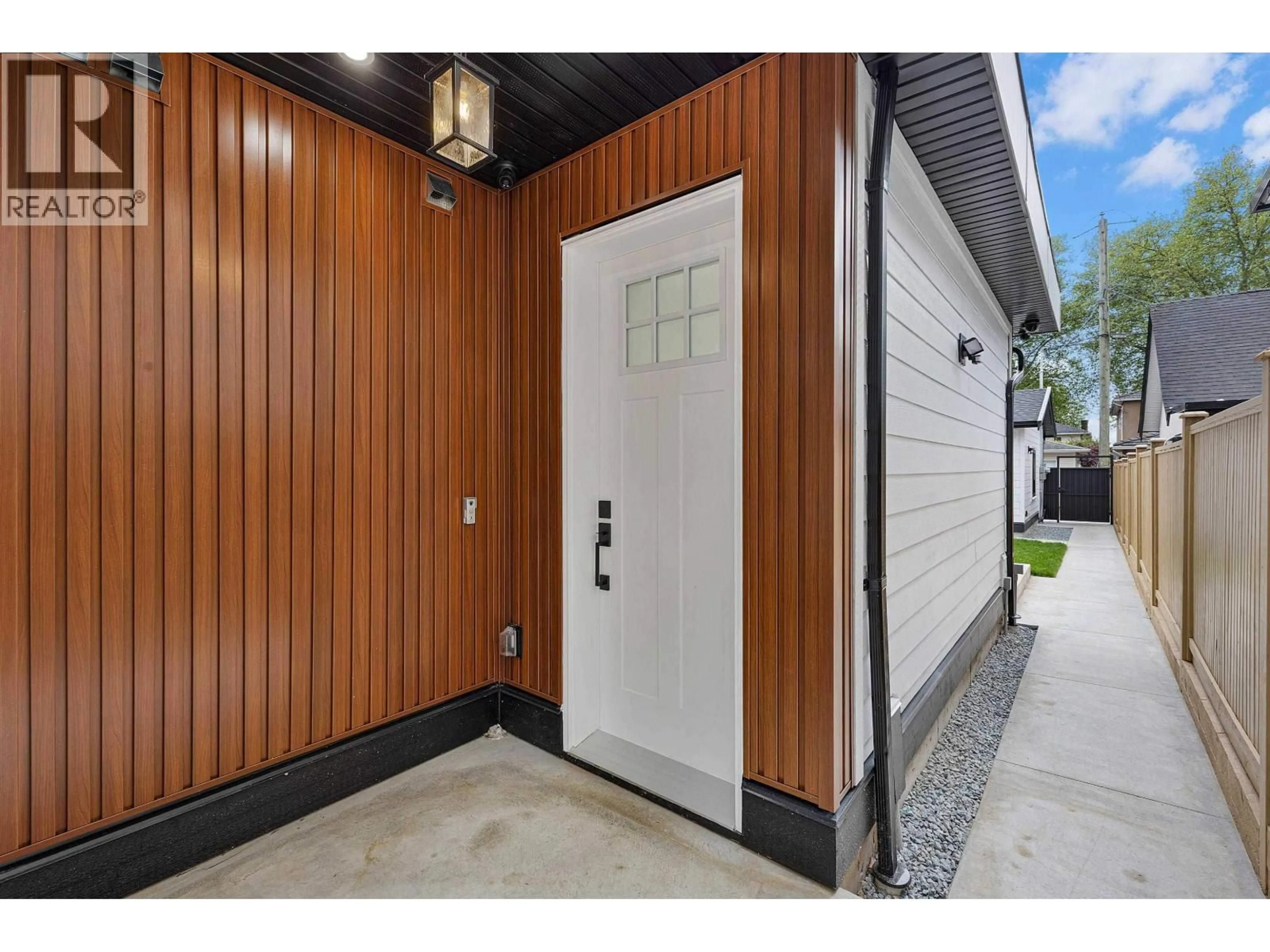Indoor entryway for 2 - 182 ONTARIO PLACE, Vancouver British Columbia V5W1S2