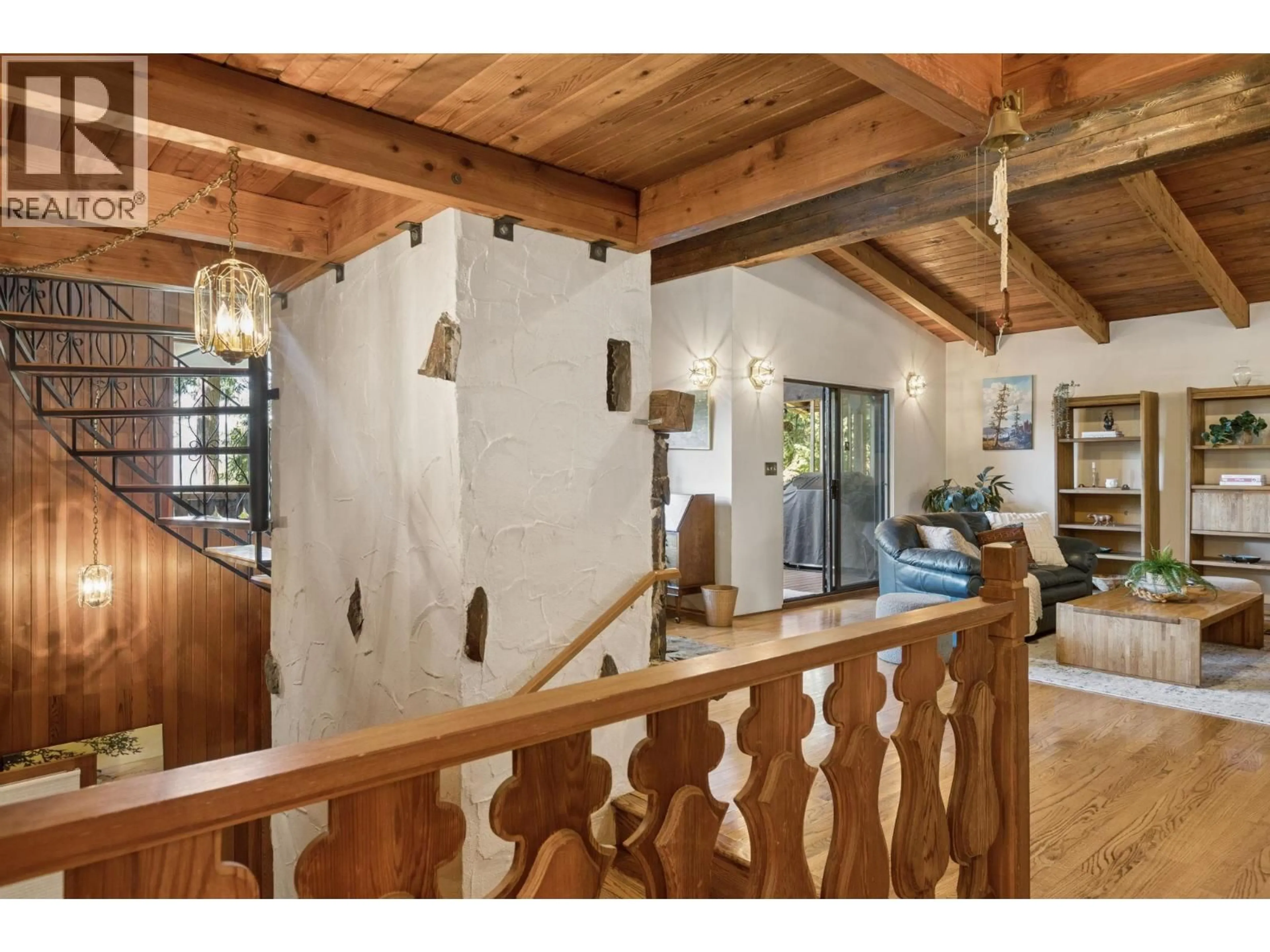 Indoor foyer for 295 BAYVIEW ROAD, Lions Bay British Columbia V0N2E0