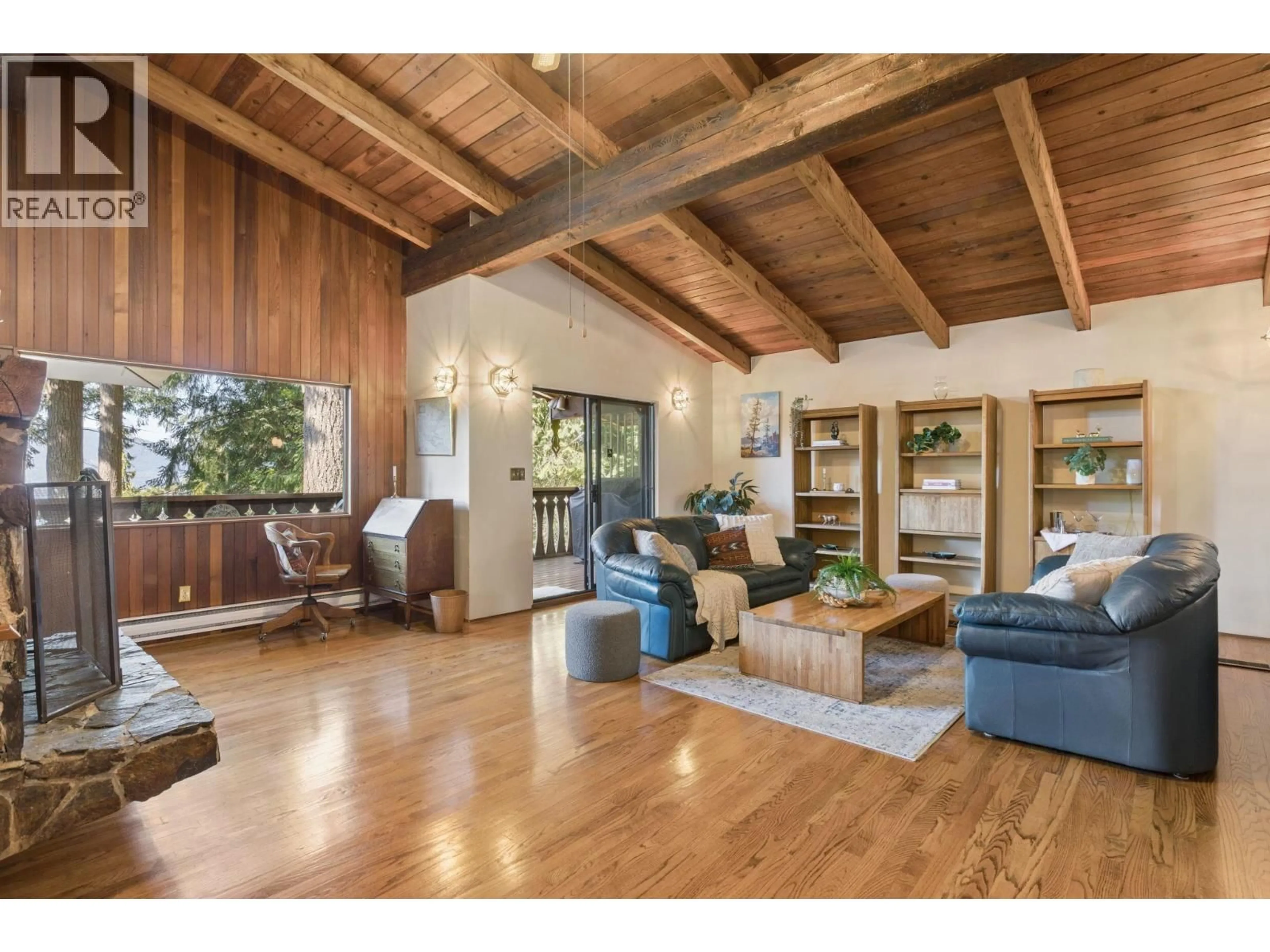 Living room with furniture, wood/laminate floor for 295 BAYVIEW ROAD, Lions Bay British Columbia V0N2E0
