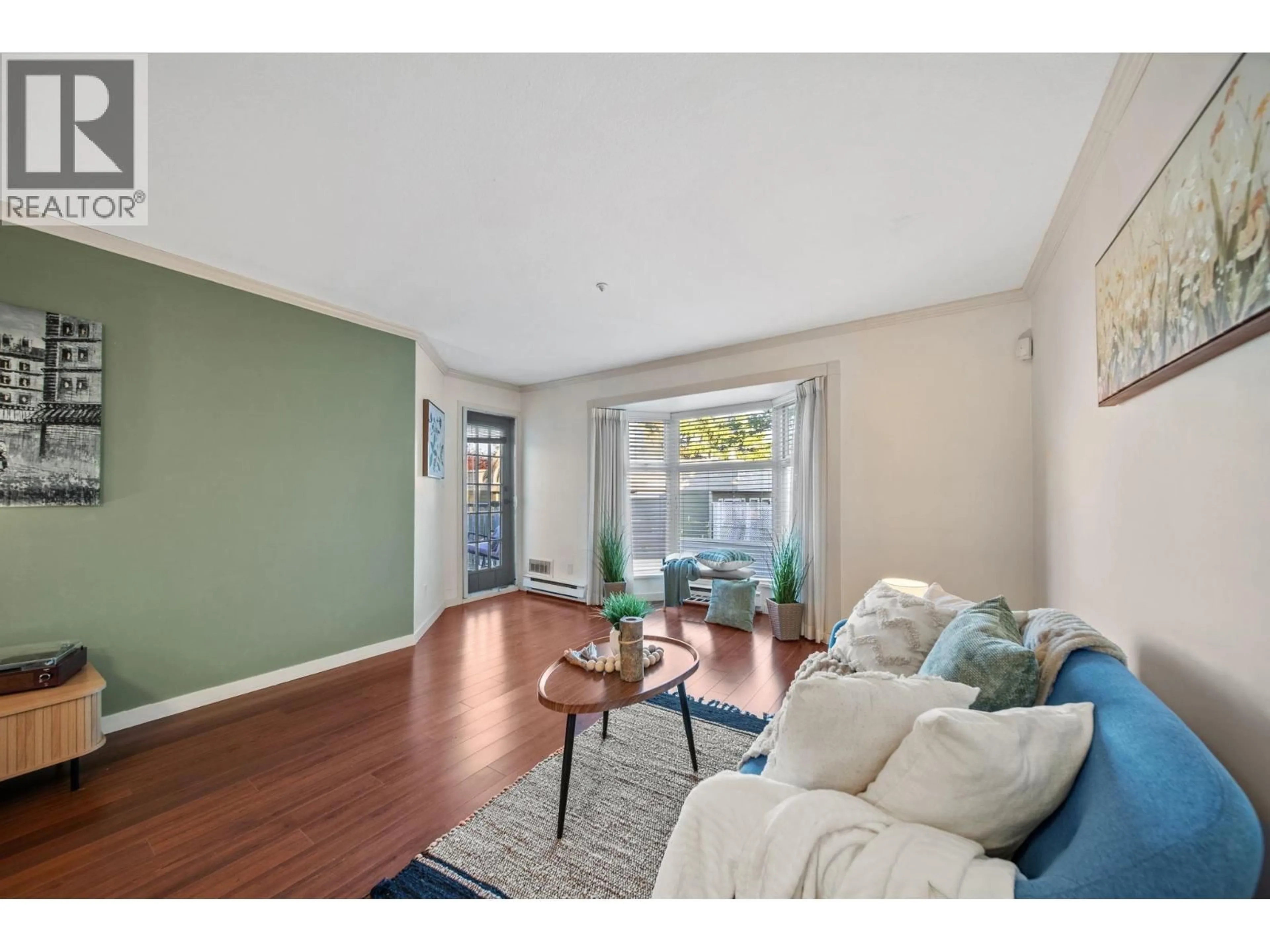 Living room with furniture, wood/laminate floor for 305 - 526 THIRTEENTH STREET, New Westminster British Columbia V3M4L9