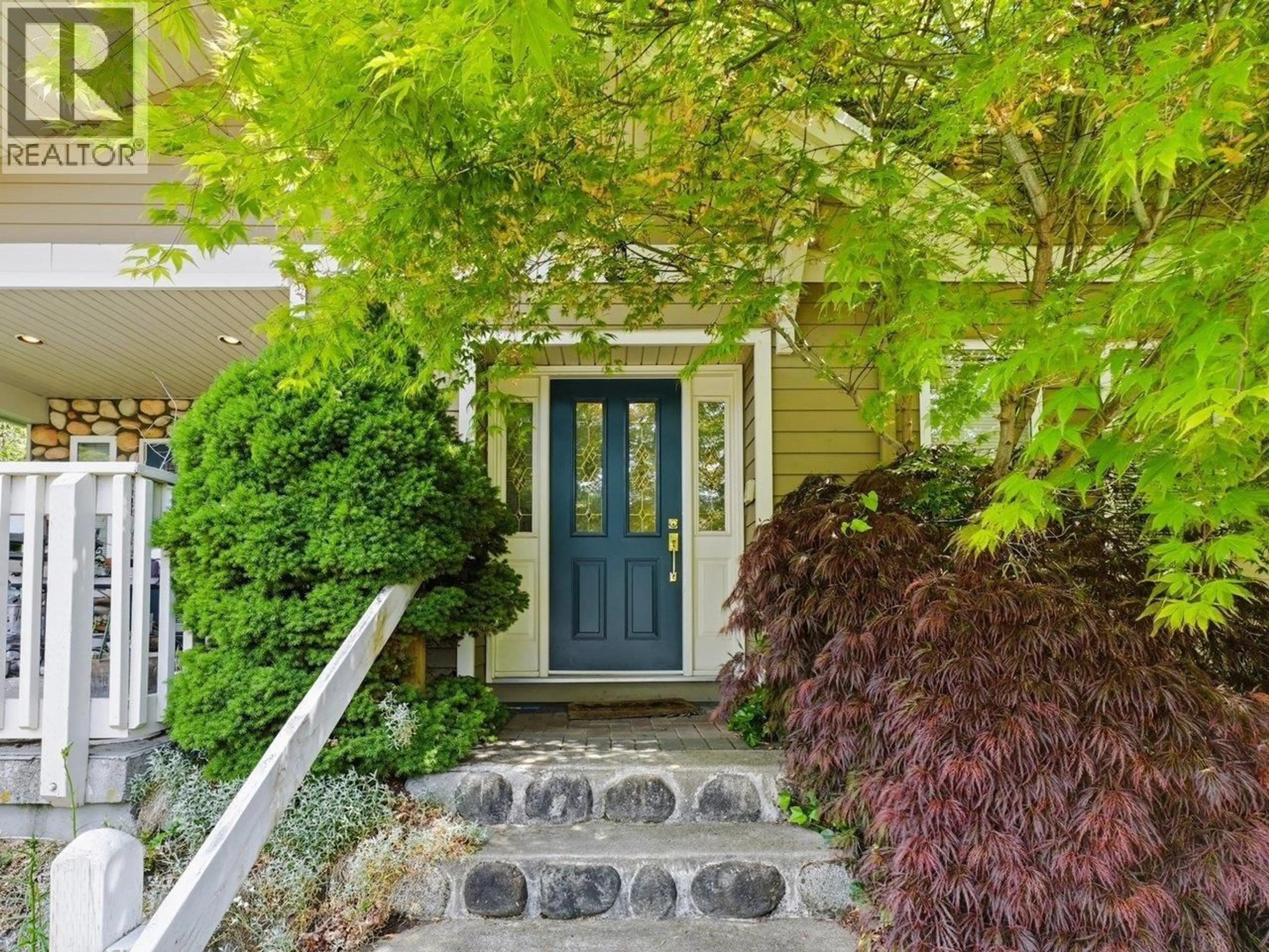 Indoor entryway for 2048 ST. GEORGES AVENUE, North Vancouver British Columbia V7L3K2
