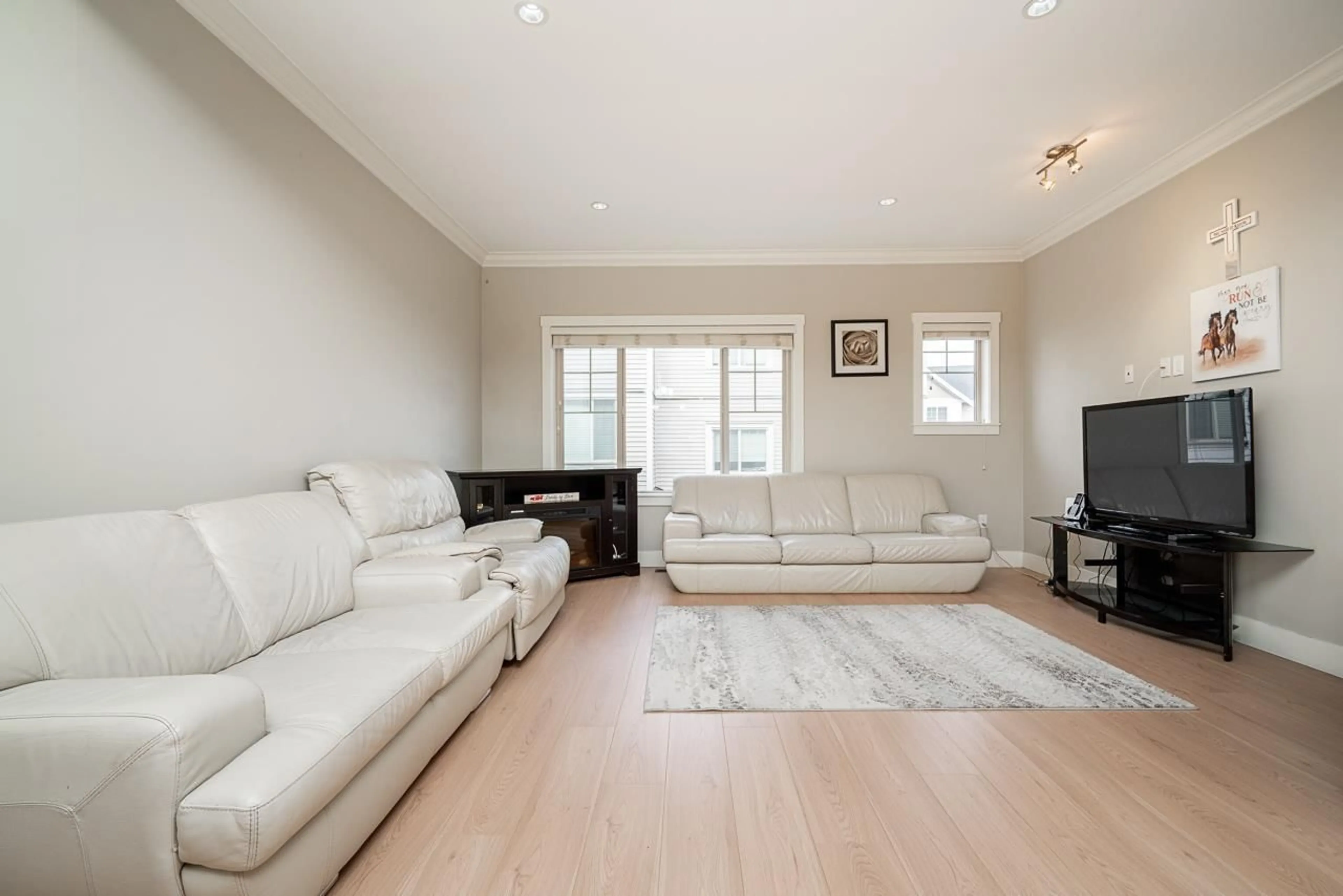 Living room with furniture, unknown for 15 - 19097 64 AVENUE, Surrey British Columbia V3S6X5