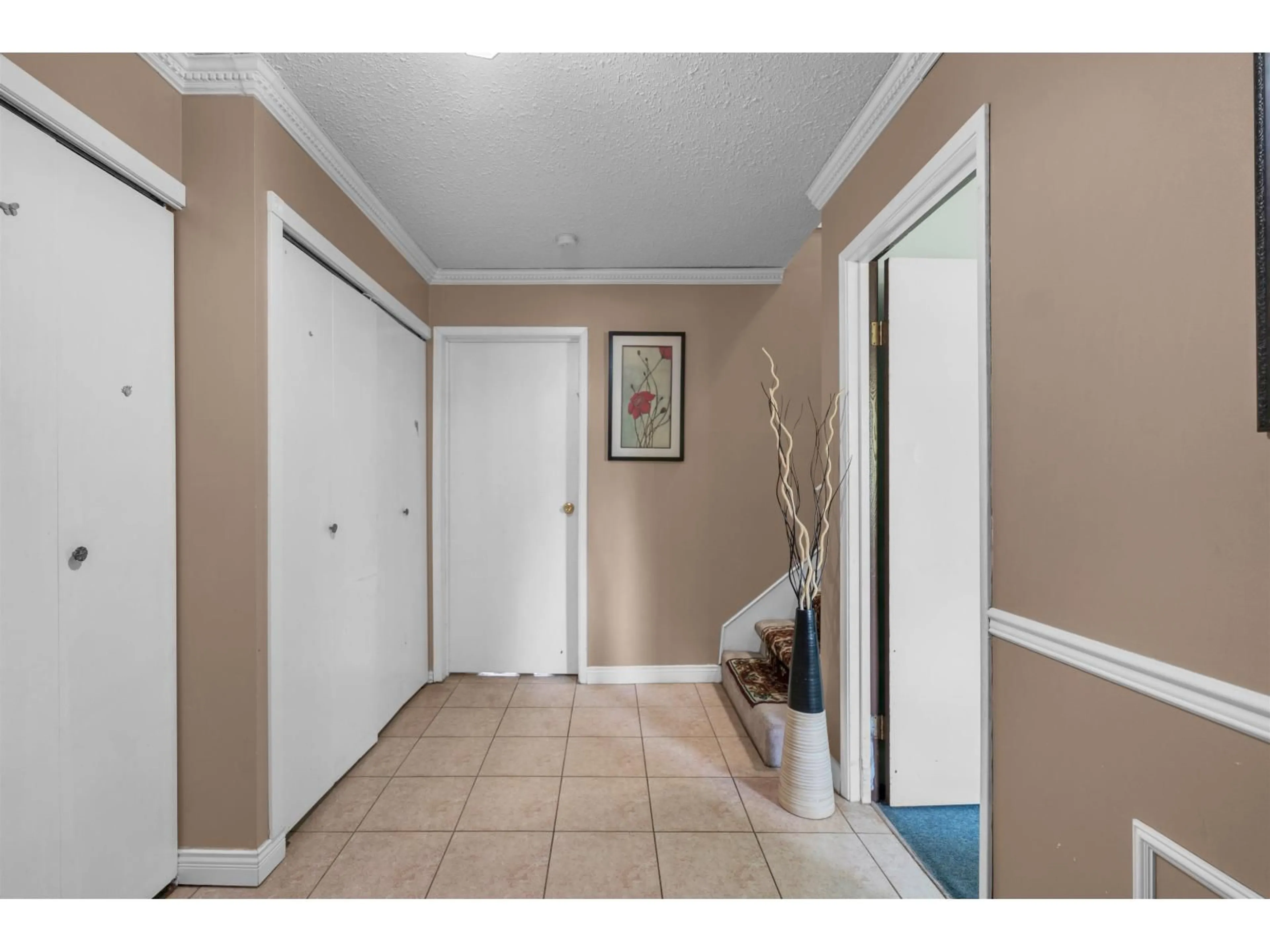Indoor entryway for 14110 72A AVENUE, Surrey British Columbia V3W7M7