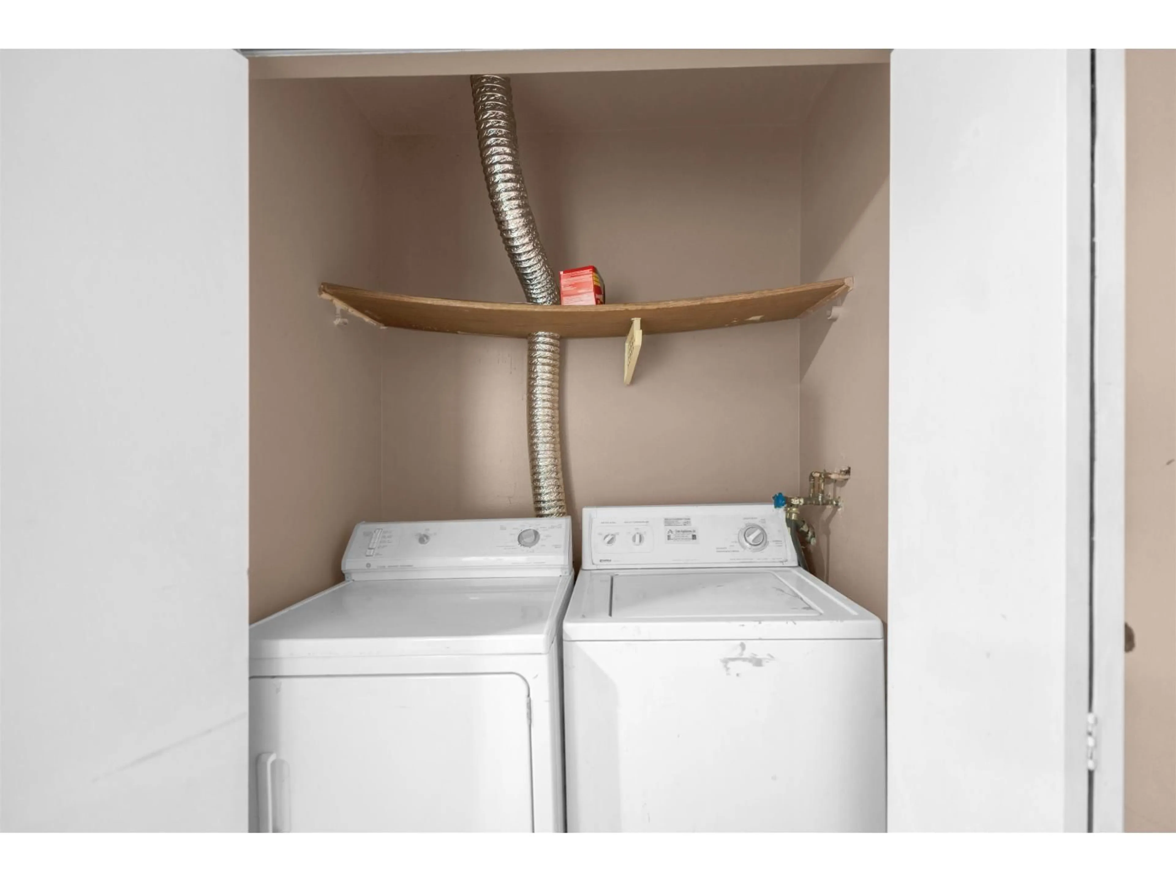 Laundry room for 14110 72A AVENUE, Surrey British Columbia V3W7M7