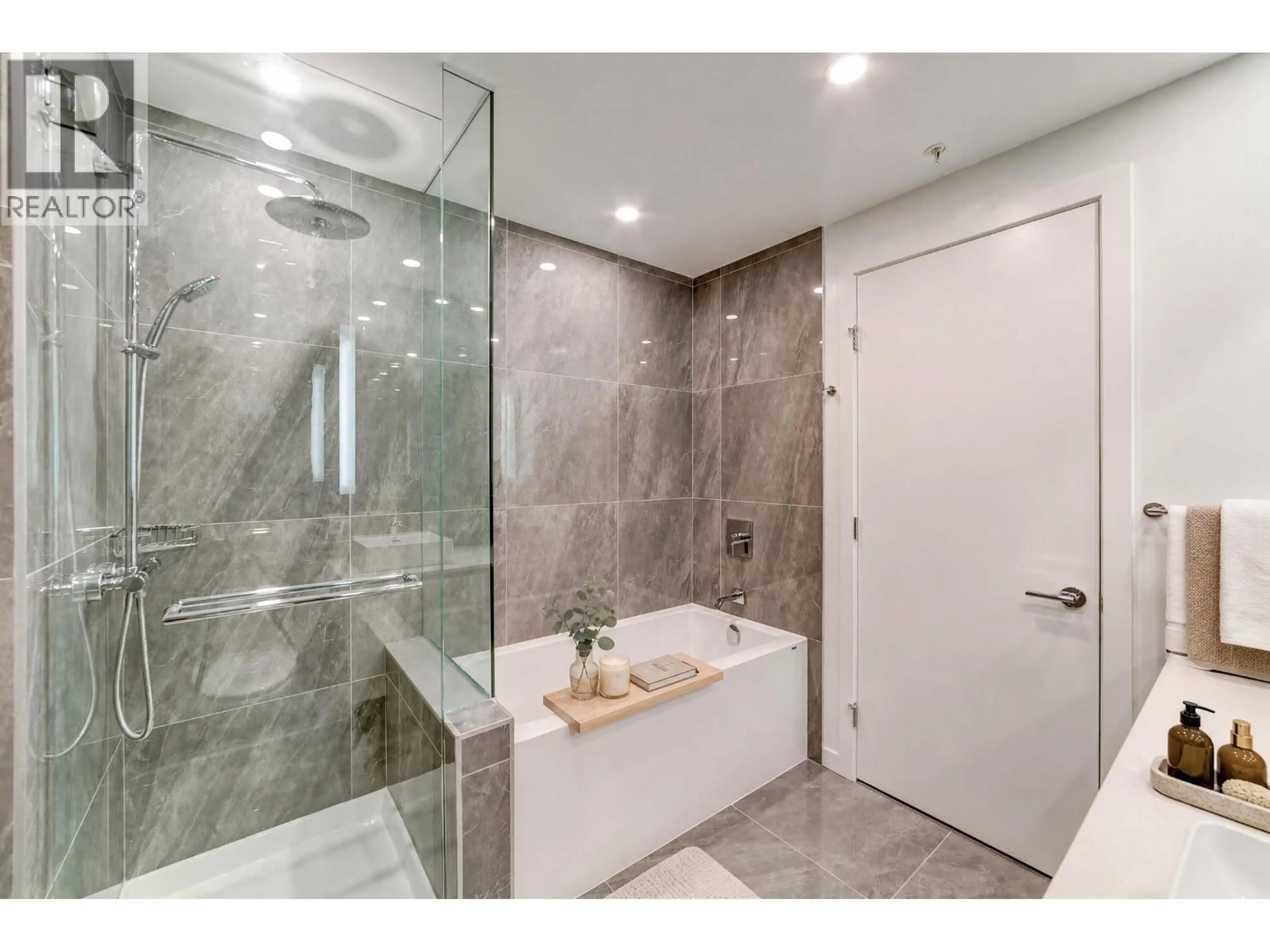 Contemporary bathroom, ceramic/tile floor for 1405 - 5333 GORING STREET, Burnaby British Columbia V5B3A2