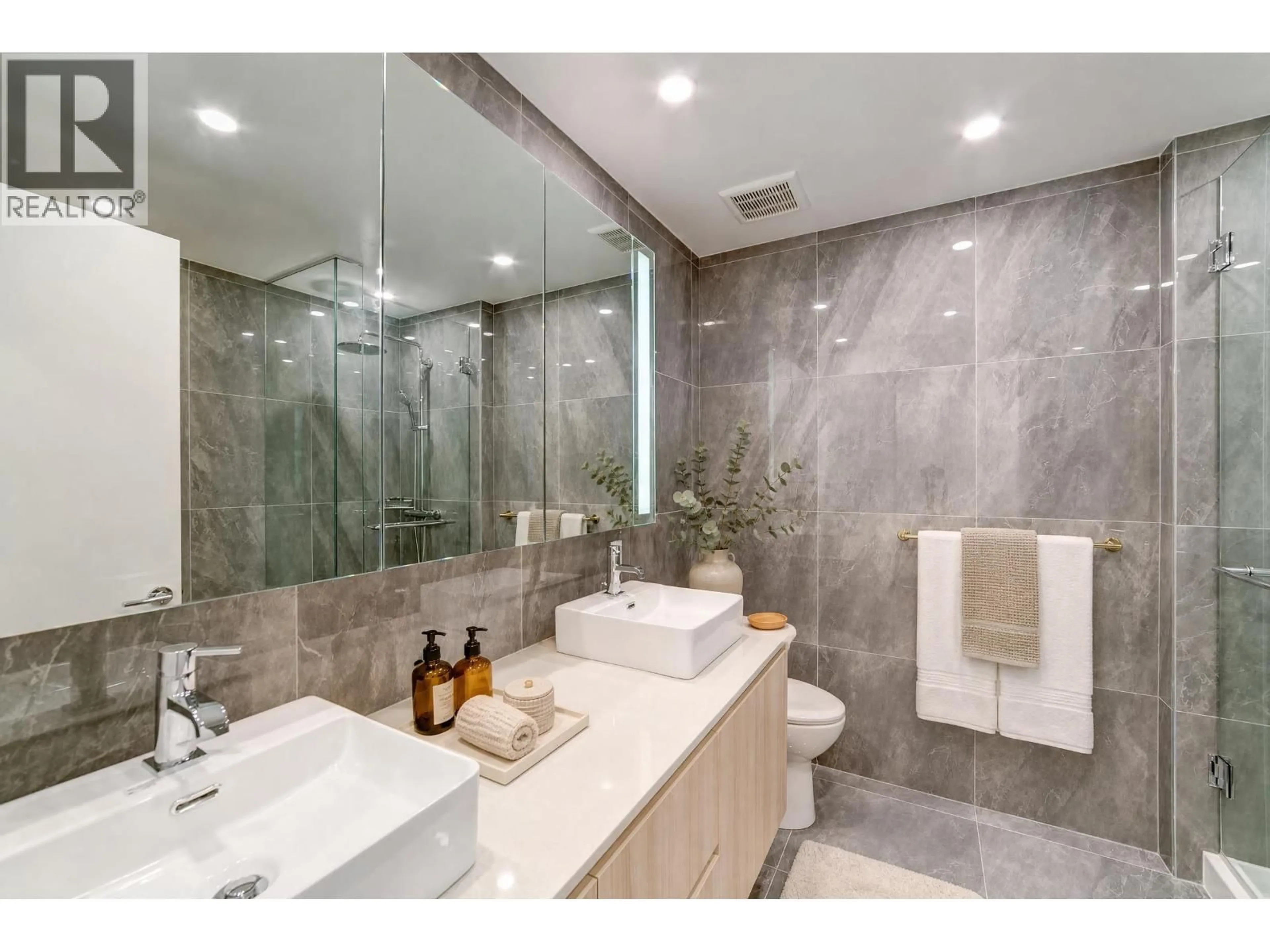 Contemporary bathroom, ceramic/tile floor for 1405 - 5333 GORING STREET, Burnaby British Columbia V5B3A2