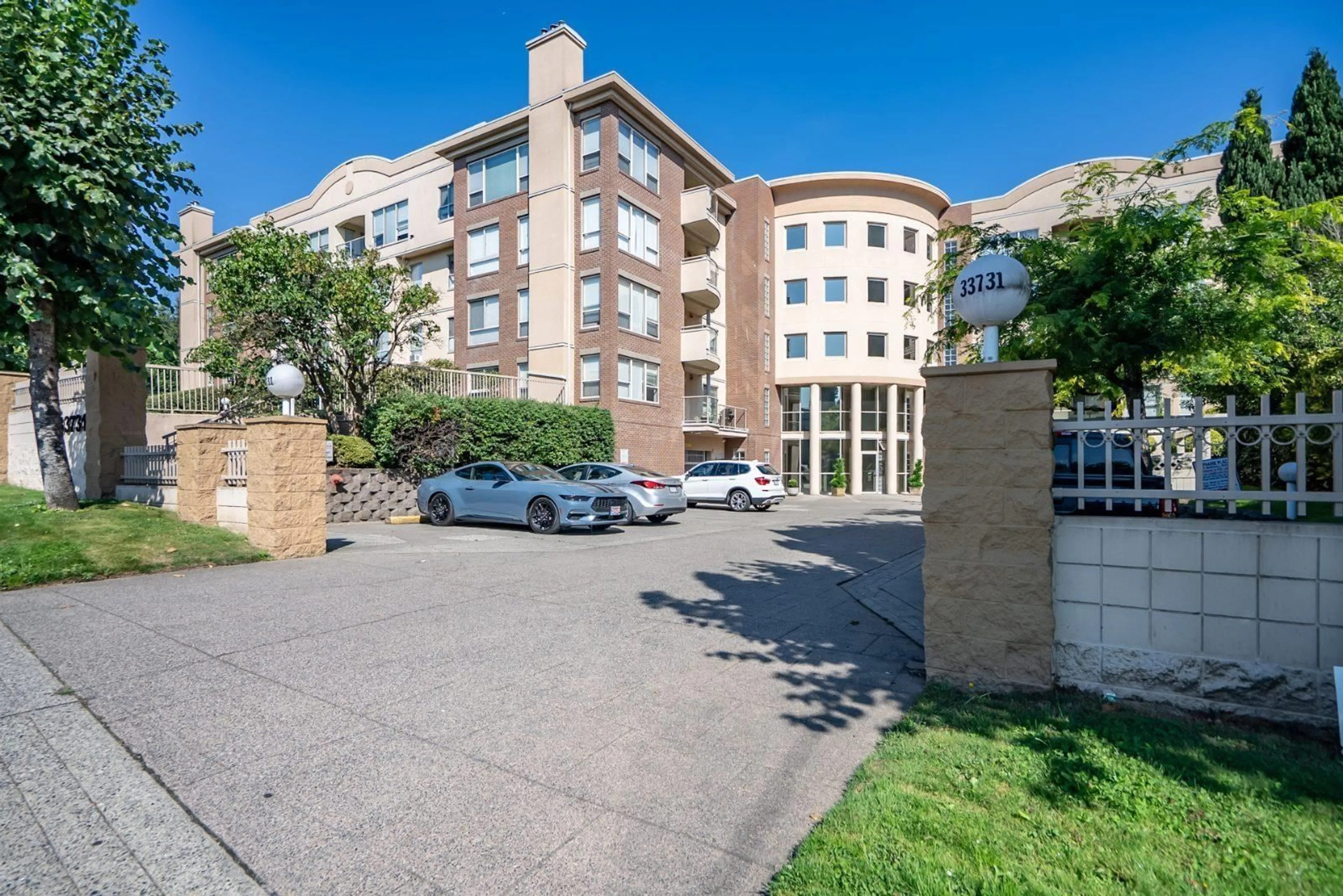 A pic from outside/outdoor area/front of a property/back of a property/a pic from drone, building for 304 - 33731 MARSHALL ROAD, Abbotsford British Columbia V2S1L5