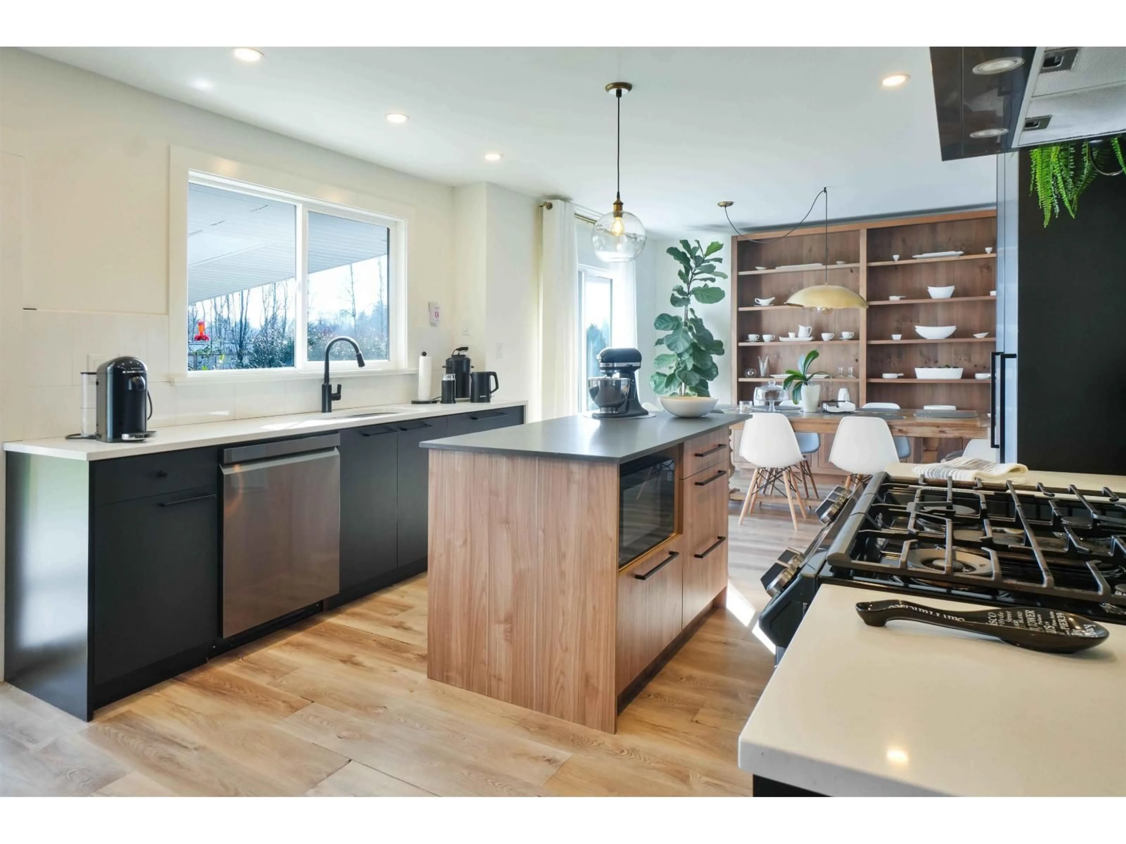 Contemporary kitchen, wood/laminate floor for 22444 72 AVENUE, Langley British Columbia V2Y2K4