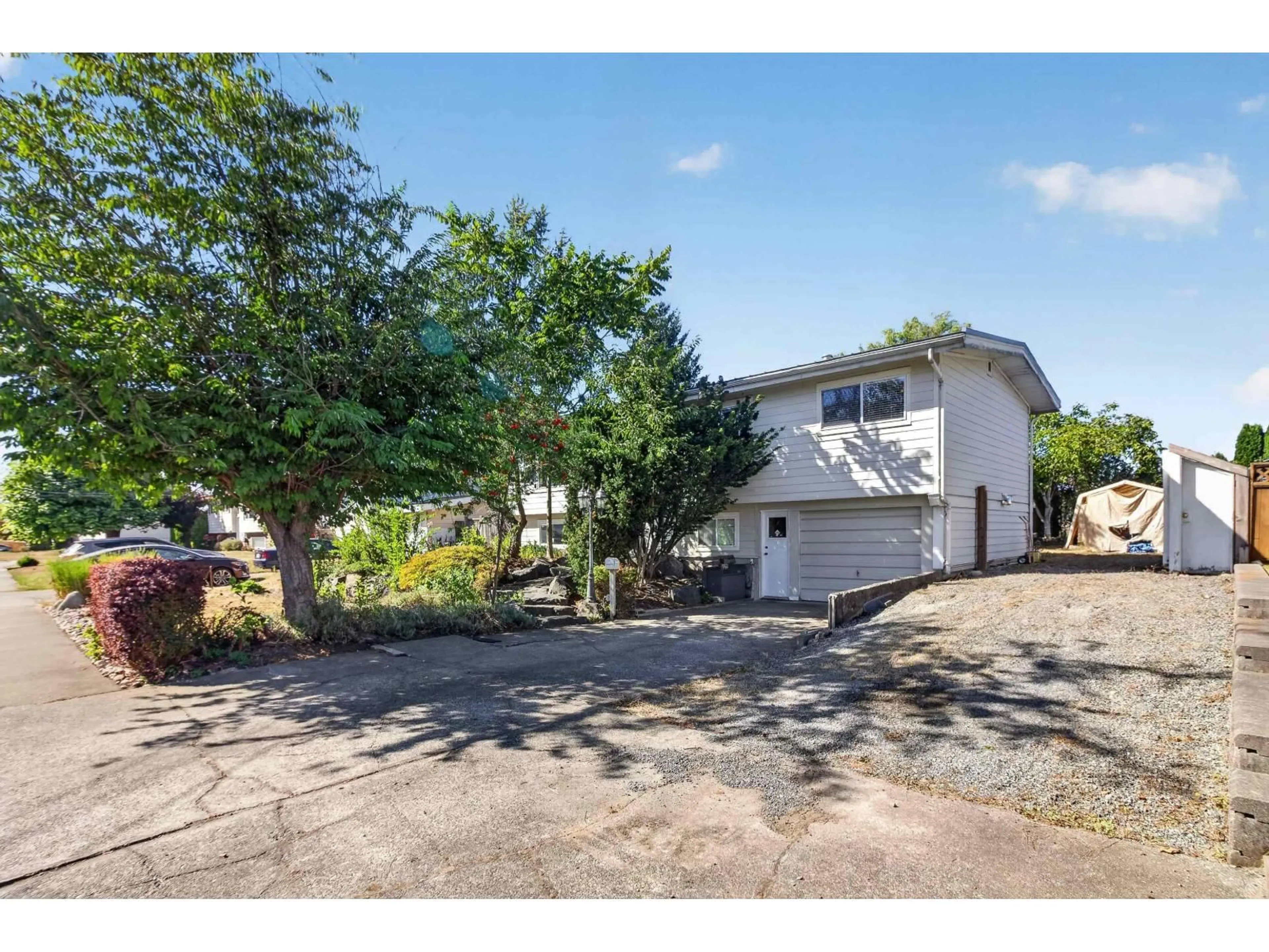 A pic from outside/outdoor area/front of a property/back of a property/a pic from drone, street for 32539 PANDORA AVENUE, Abbotsford British Columbia V2T3S7