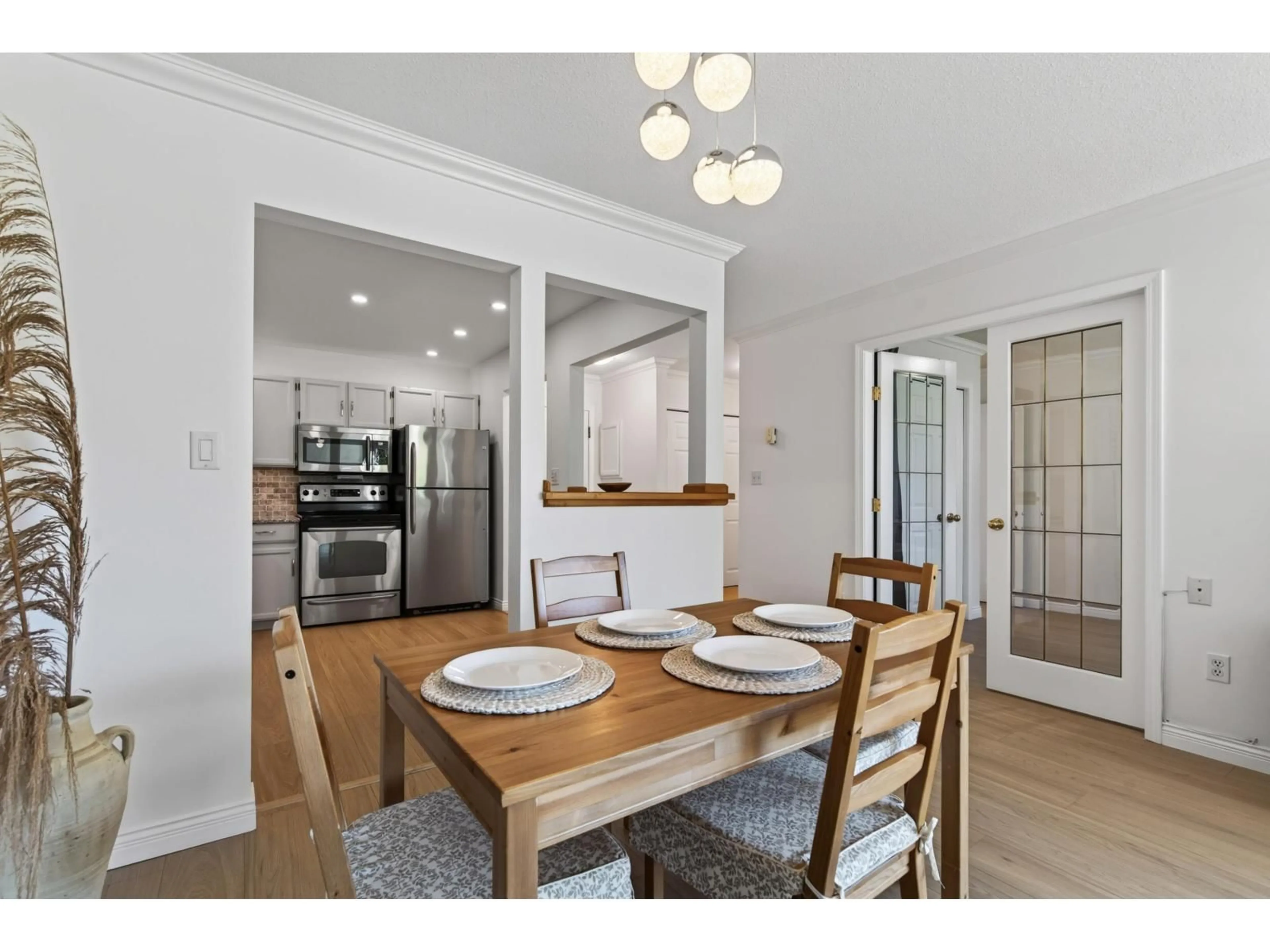 Dining room, wood/laminate floor for 102 - 1350 VIDAL STREET, White Rock British Columbia V4B5G6