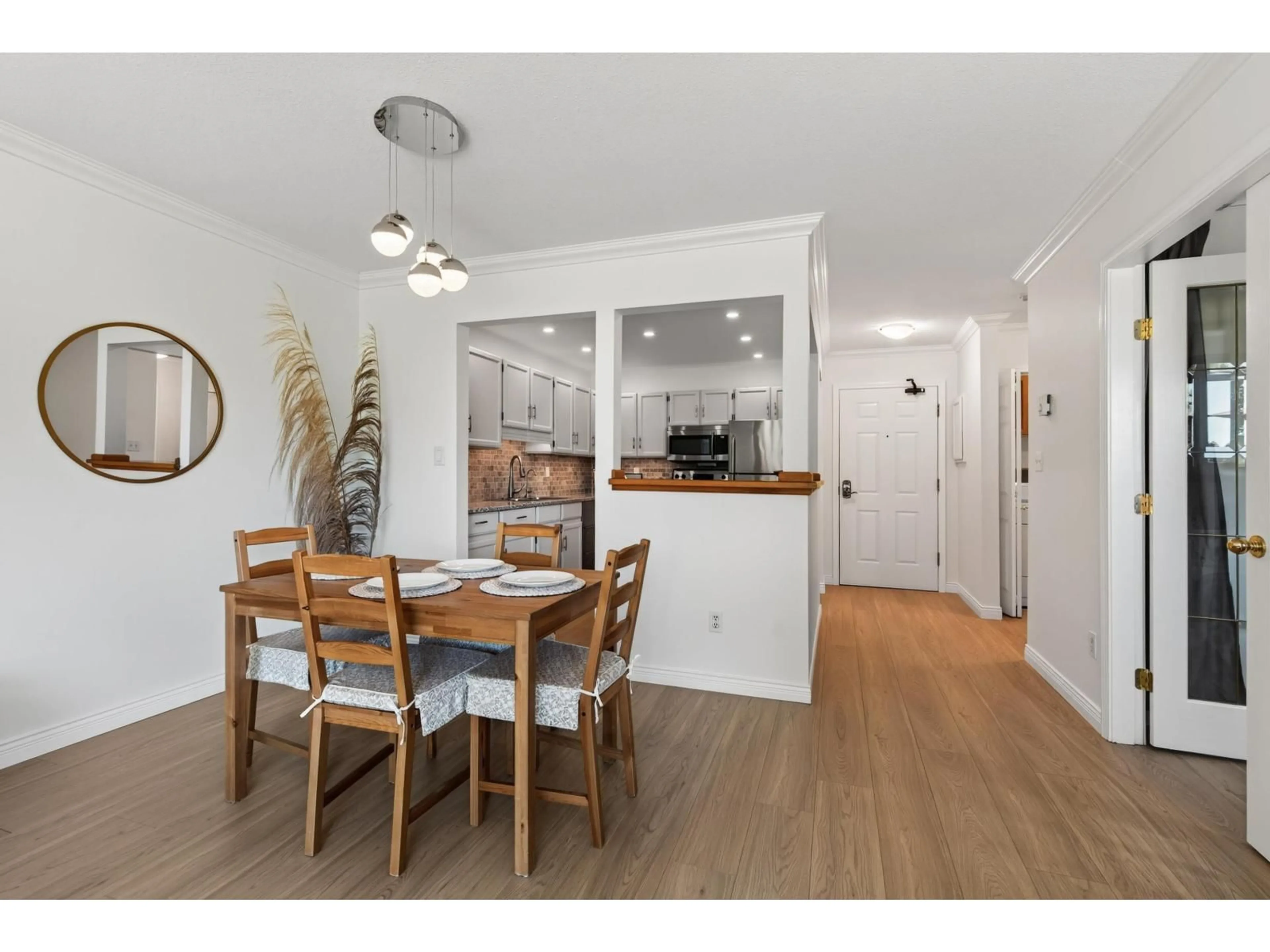 Dining room, wood/laminate floor for 102 - 1350 VIDAL STREET, White Rock British Columbia V4B5G6