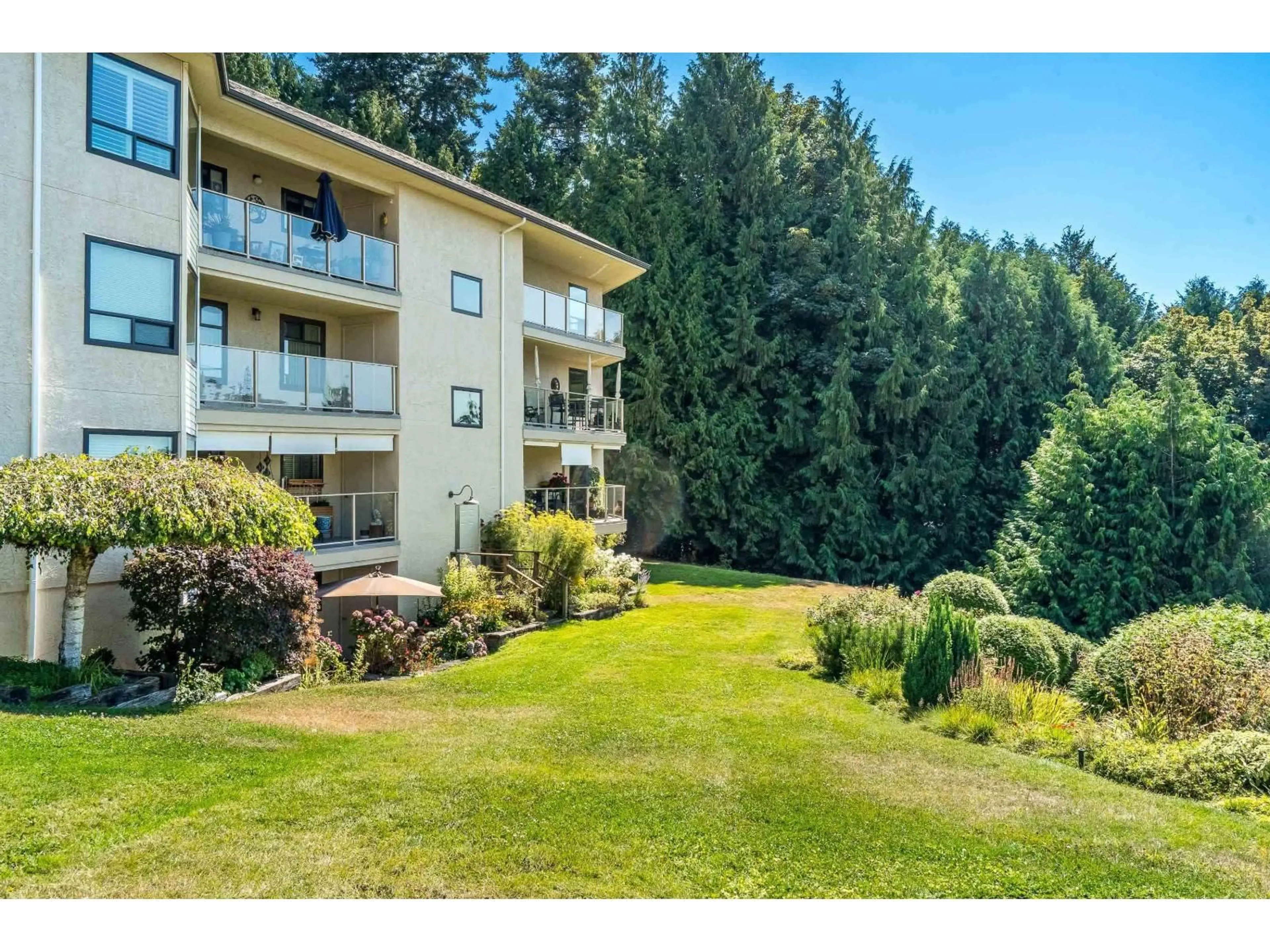 A pic from outside/outdoor area/front of a property/back of a property/a pic from drone, unknown for 102 - 1350 VIDAL STREET, White Rock British Columbia V4B5G6