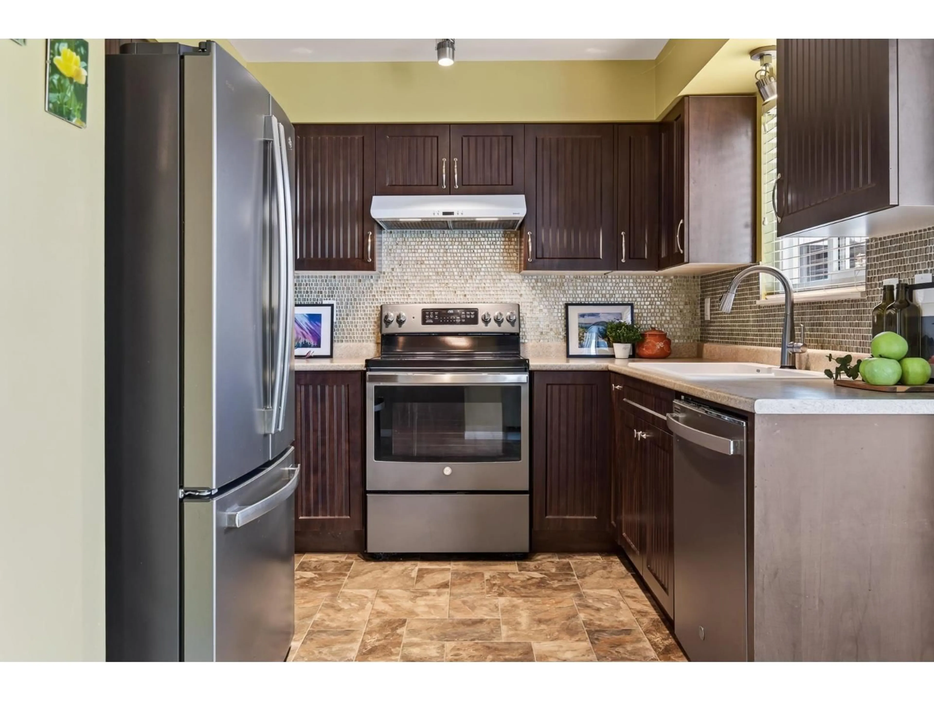 Standard kitchen, unknown for 6667 WILTSHIRE STREET, Chilliwack British Columbia V2R1P3