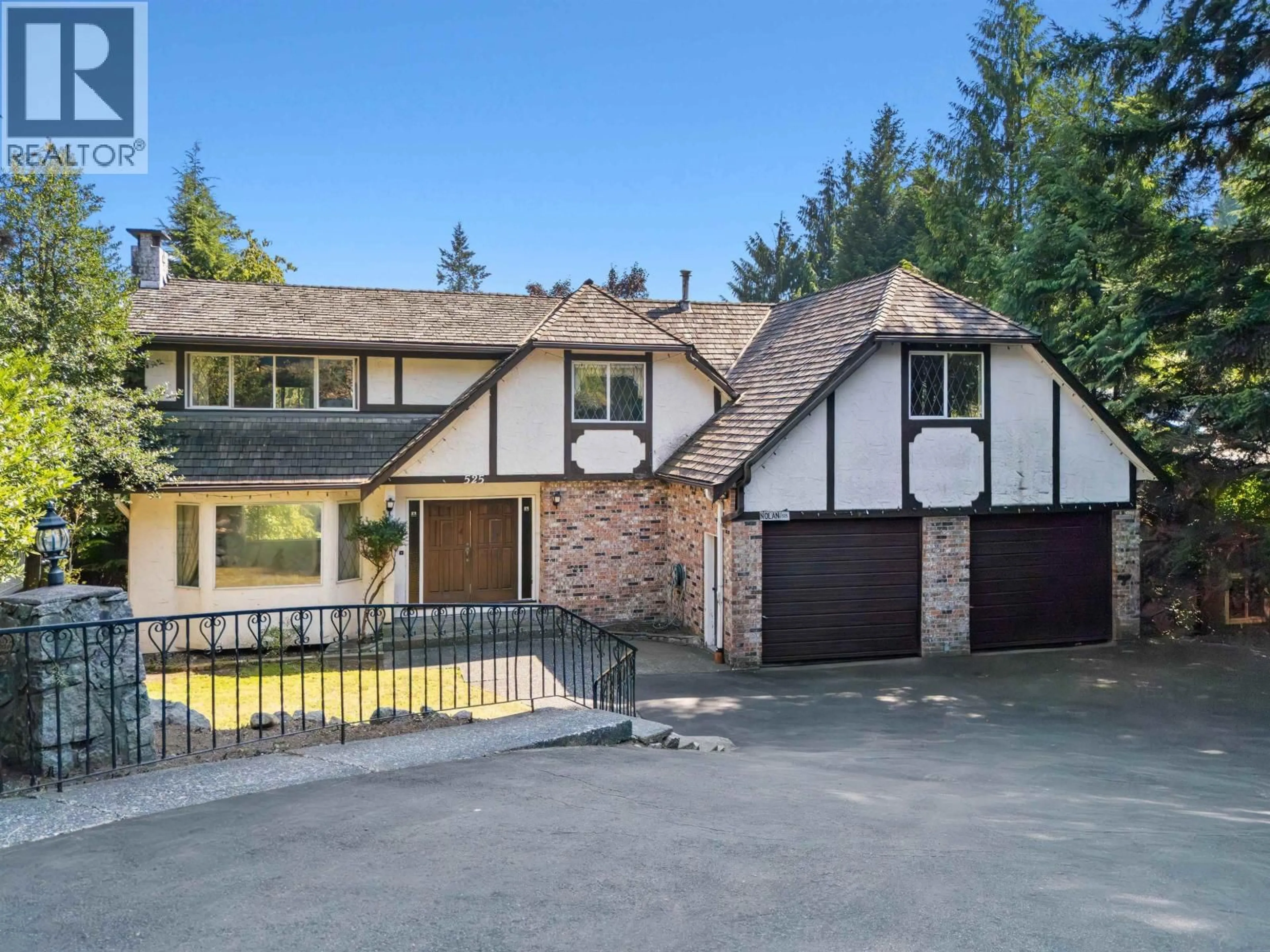 A pic from outside/outdoor area/front of a property/back of a property/a pic from drone, street for 525 BRAEMAR ROAD, North Vancouver British Columbia V7N4C4