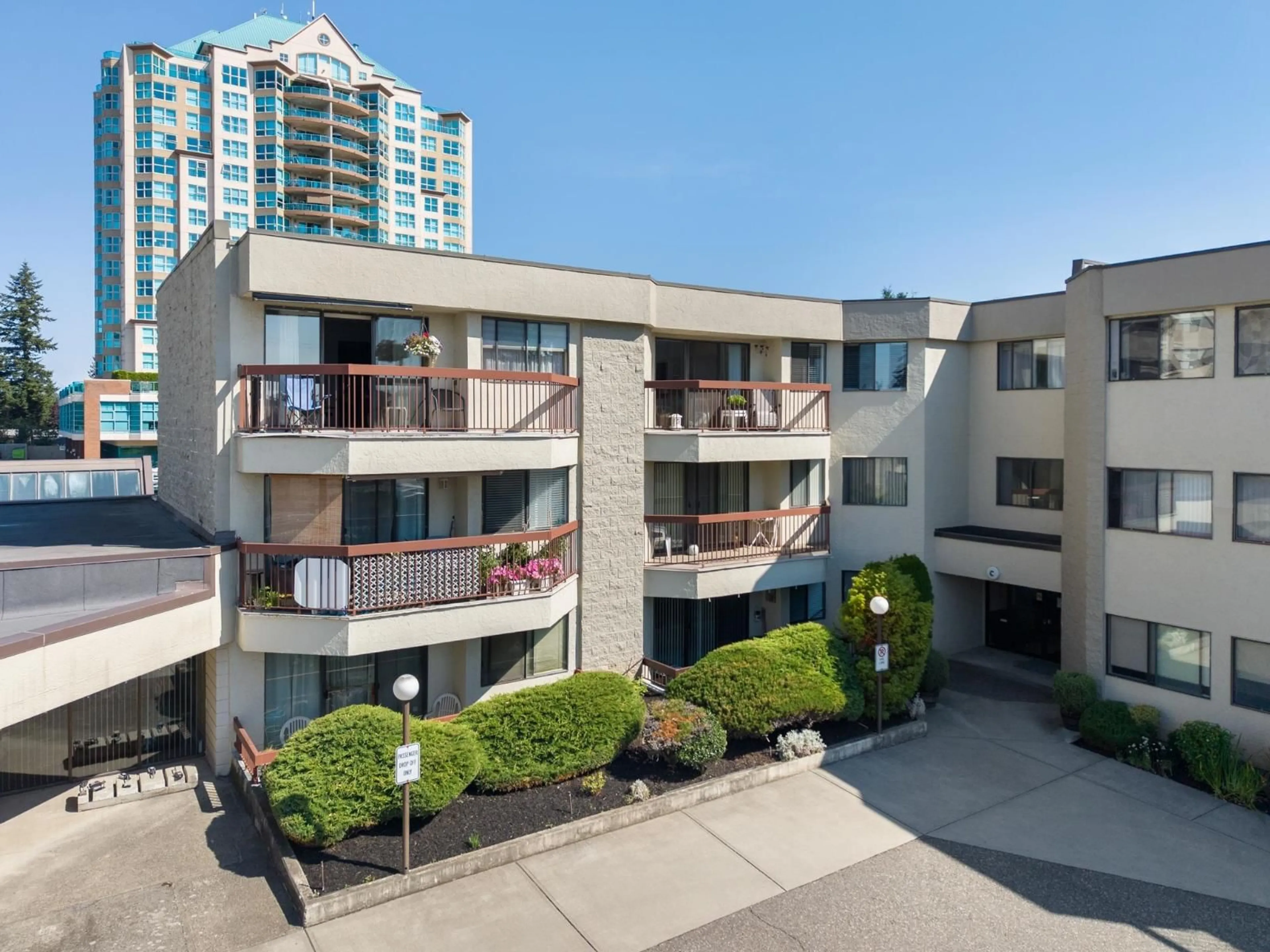 A pic from outside/outdoor area/front of a property/back of a property/a pic from drone, city buildings view from balcony for 330 - 31955 OLD YALE ROAD, Abbotsford British Columbia V2T4N1