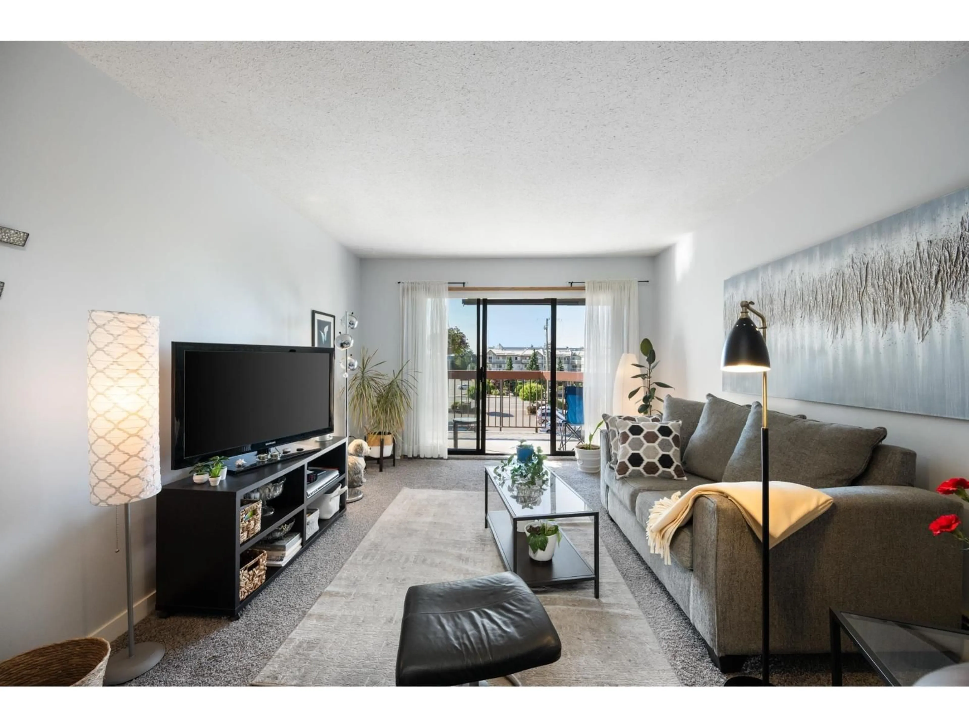 Living room with furniture, unknown for 330 - 31955 OLD YALE ROAD, Abbotsford British Columbia V2T4N1